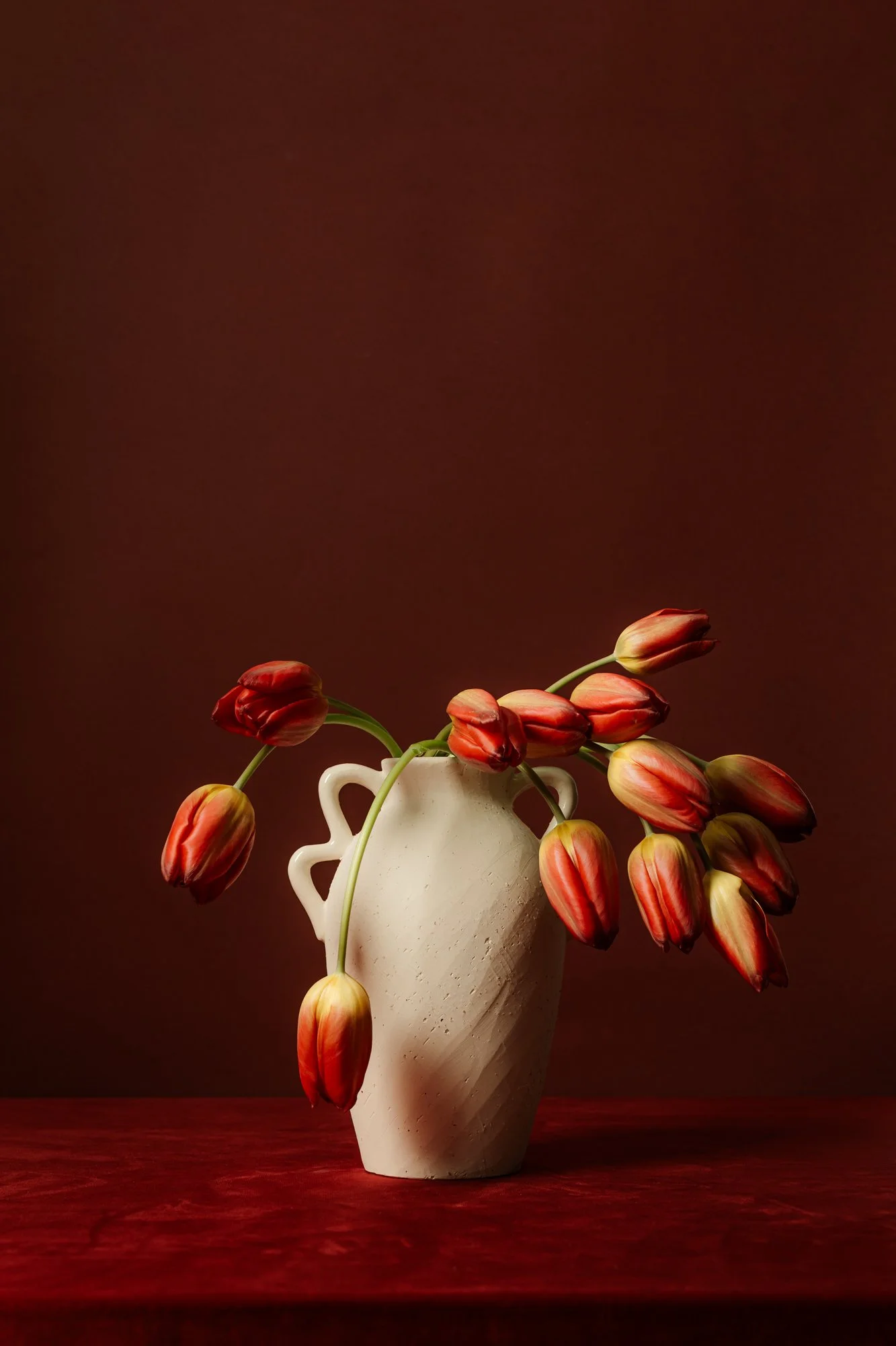 kaboompics_artistic-flower-arrangements-red-and-burgundy-floral-still-life-38881.jpg