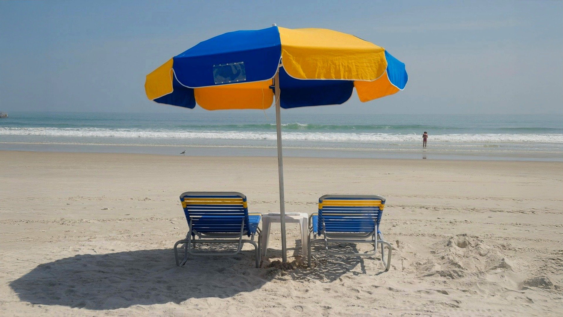 Beach umbrella and chairs facing the ocean in Costa Rica’s Central Pacific, the perfect spot to relax and enjoy the peaceful beach atmosphere.