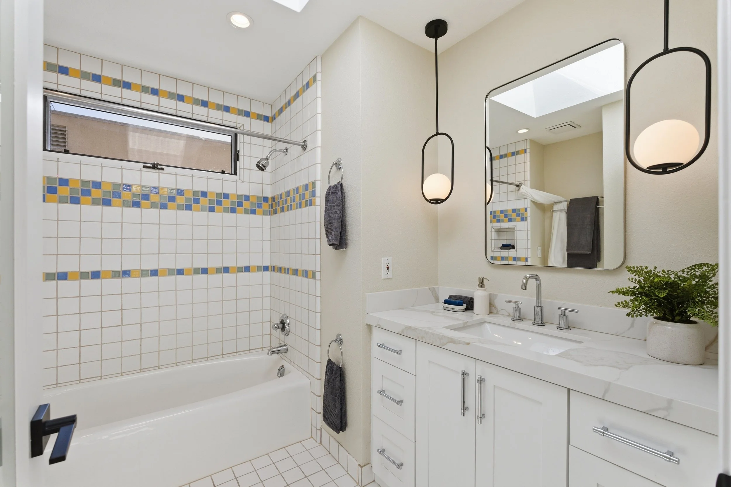 1 8 1157Lincoln_Bathroom_1.jpg