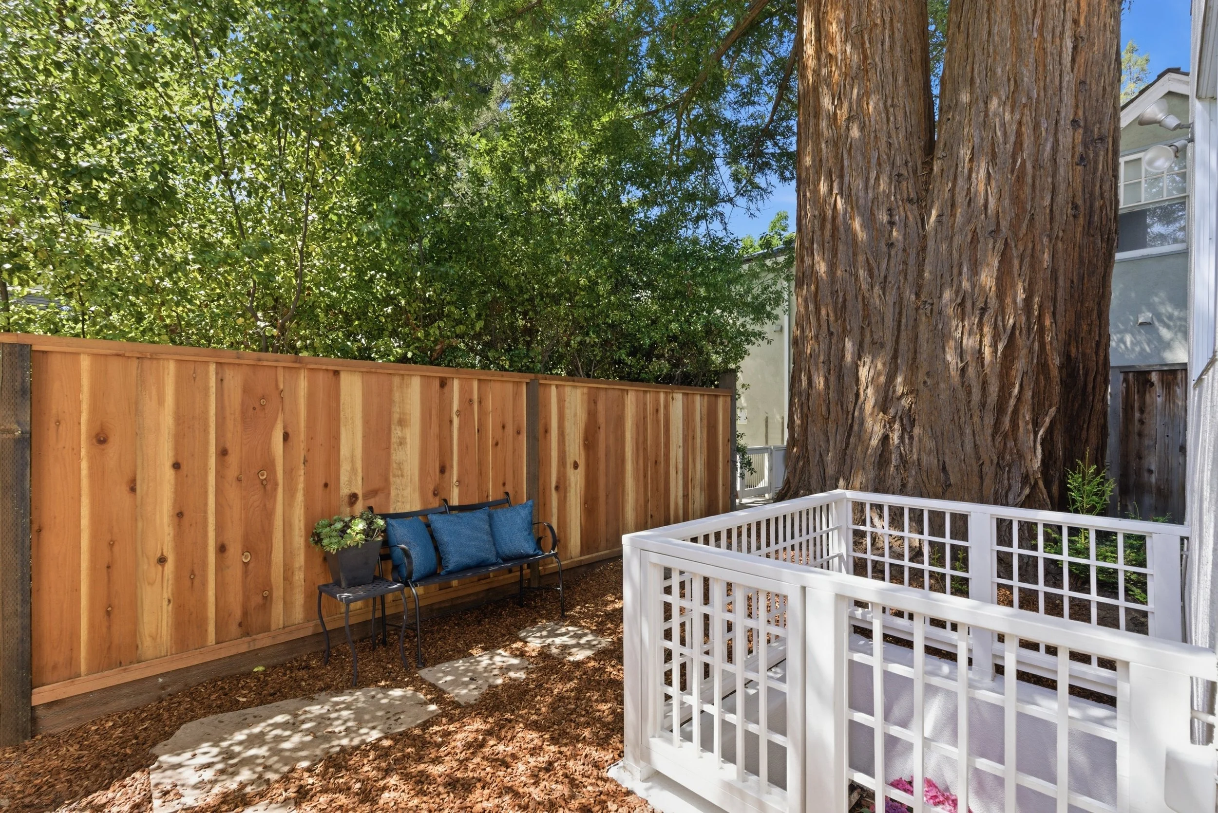 2 6 1157Lincoln_Back_Exterior_1.jpg