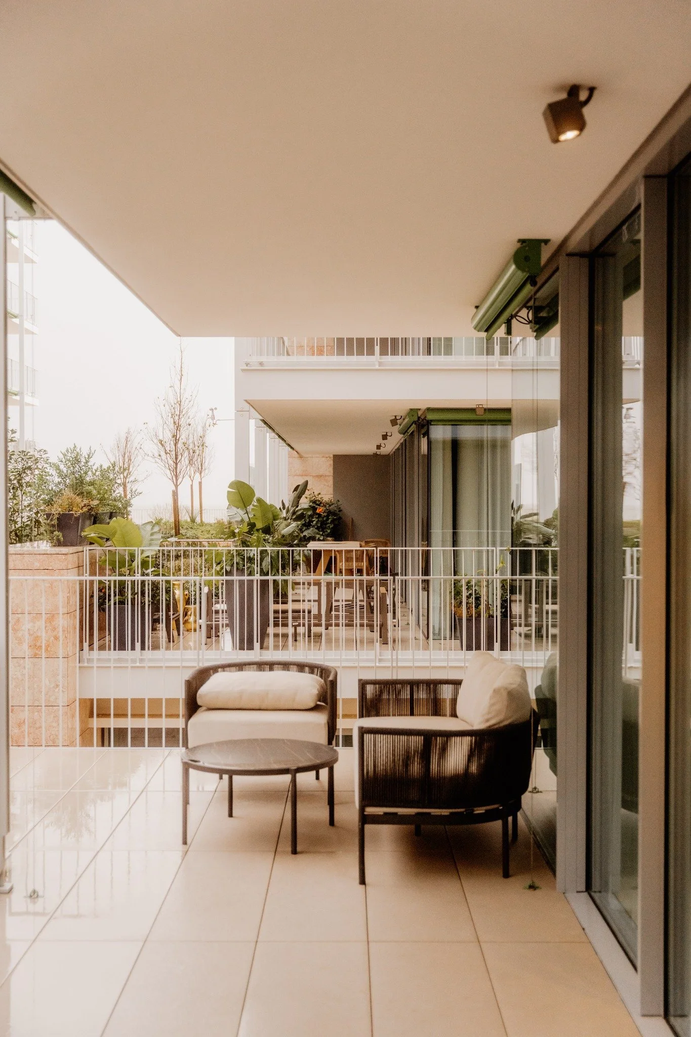 With warmer days approaching, having a private outdoor space in Lisbon is a rare luxury (and one that transforms everyday living).

This T3 apartment of 158 m&sup2; at offers a balcony designed to relax, entertain, and connect with the world outside,