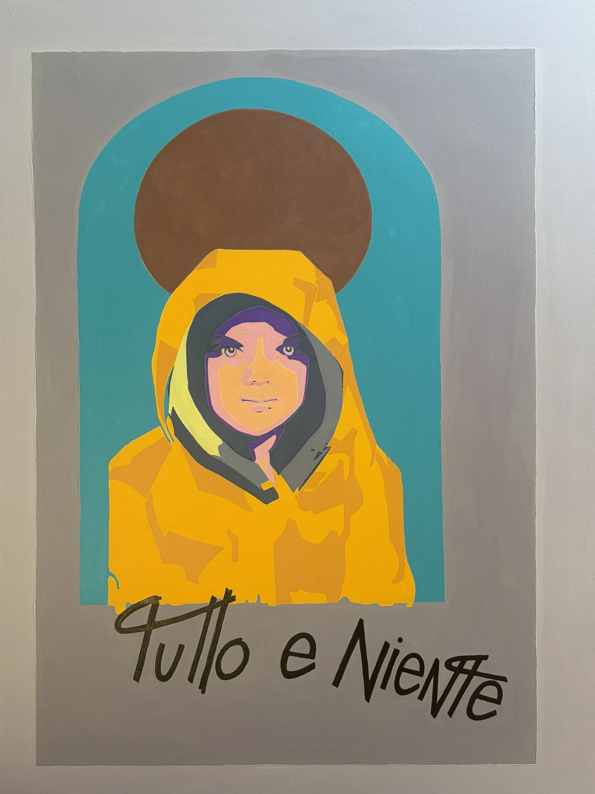 Illustration einer jungen Person, die einen yellow Hoodie trägt, mit einem Hintergrund in Blau, Braun, Grau und Schwarz, und der Text „Tutto e Niente“ in handgeschriebener Schrift darunter.