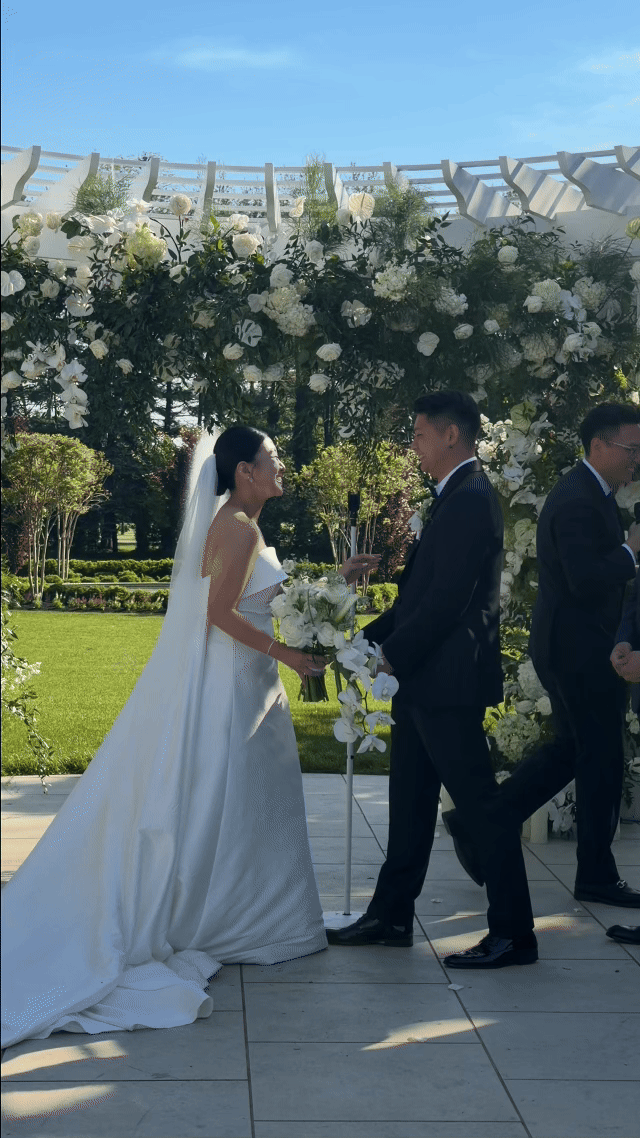 lannin-wedding-ceremony-first-kiss.gif