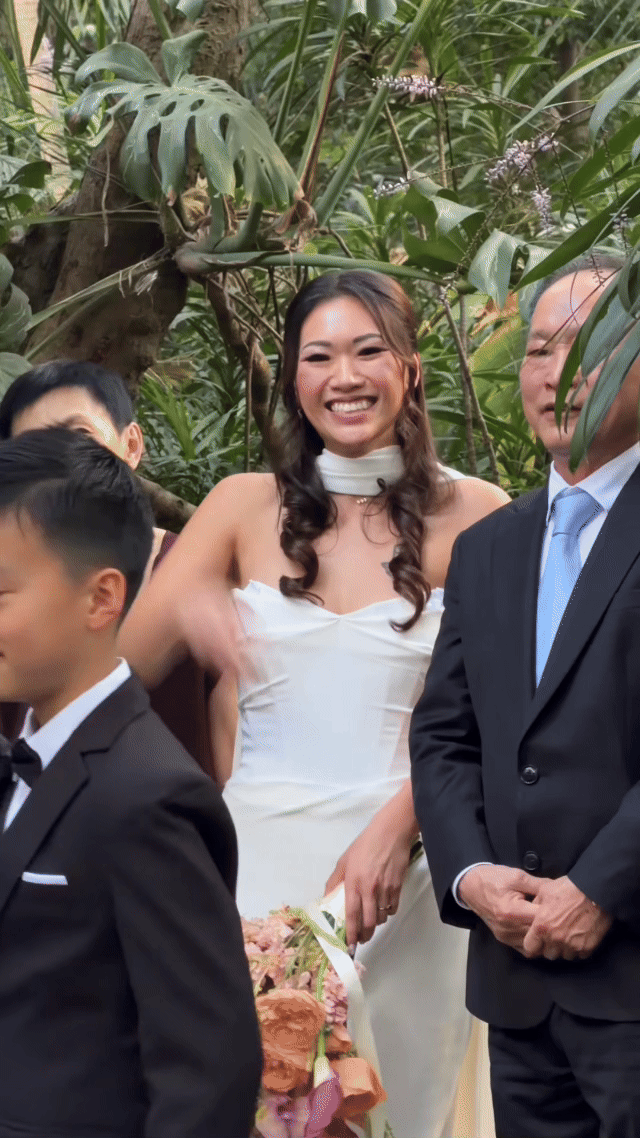 wedding-content-creator-new-york-city-bride-waving.gif