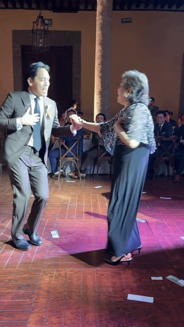 wedding-content-creator-new-york-city-parent-dance.gif