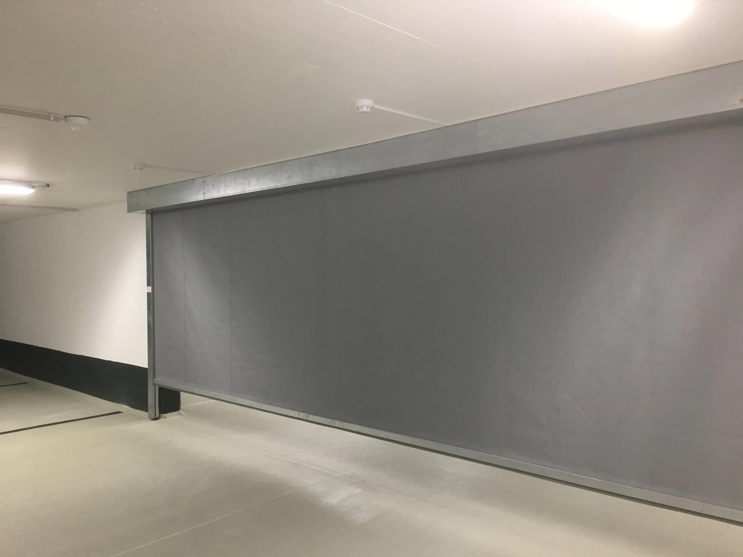 Textiler Rauchschutzabschluss in einer Tiefgarage
