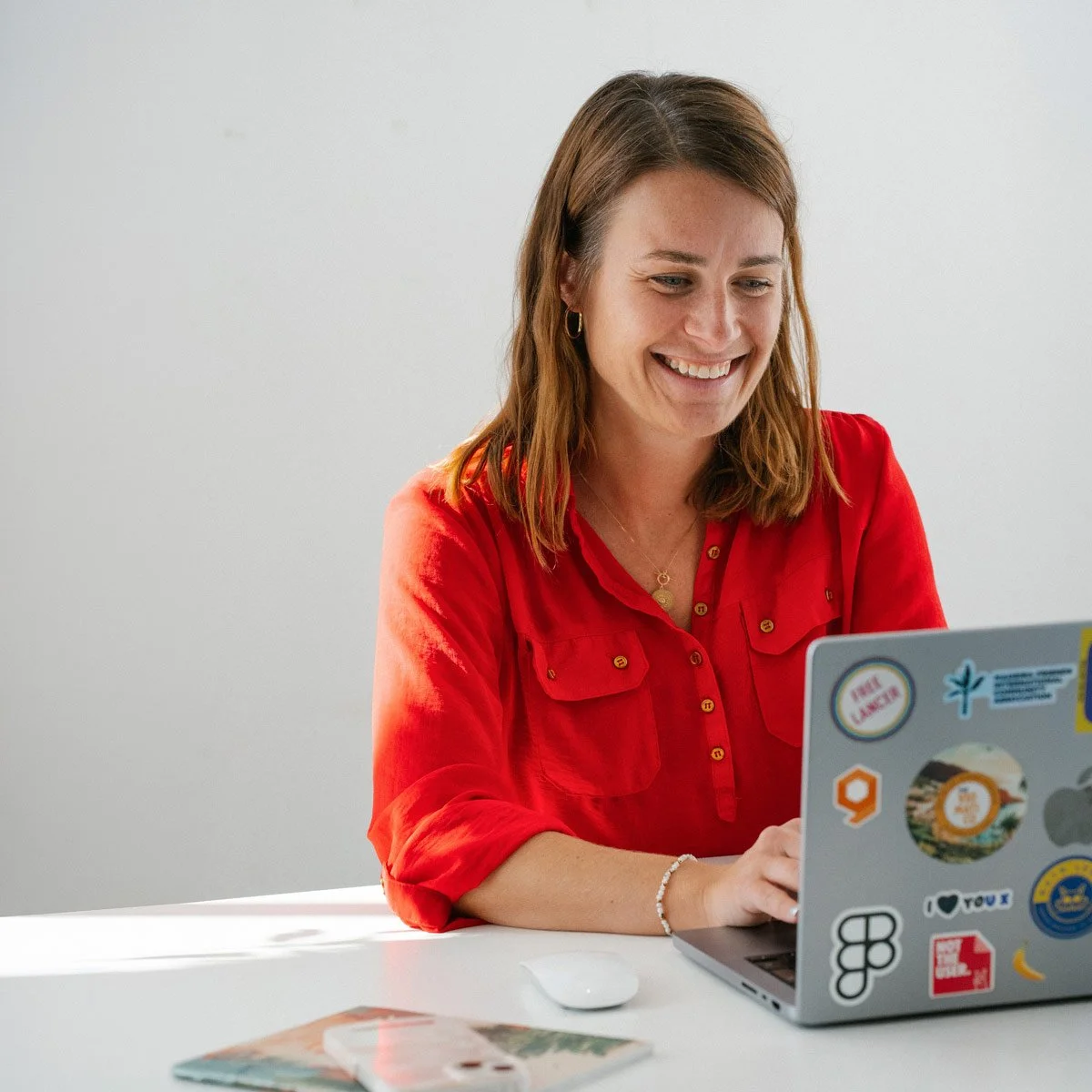 UX Designerin Caroline Groneberg arbeitet an Konzept und Design für komplexe Software