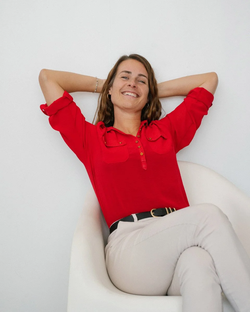 UX Designerin Caroline Groneberg entspannt und selbstbewusst für Zusammenarbeit