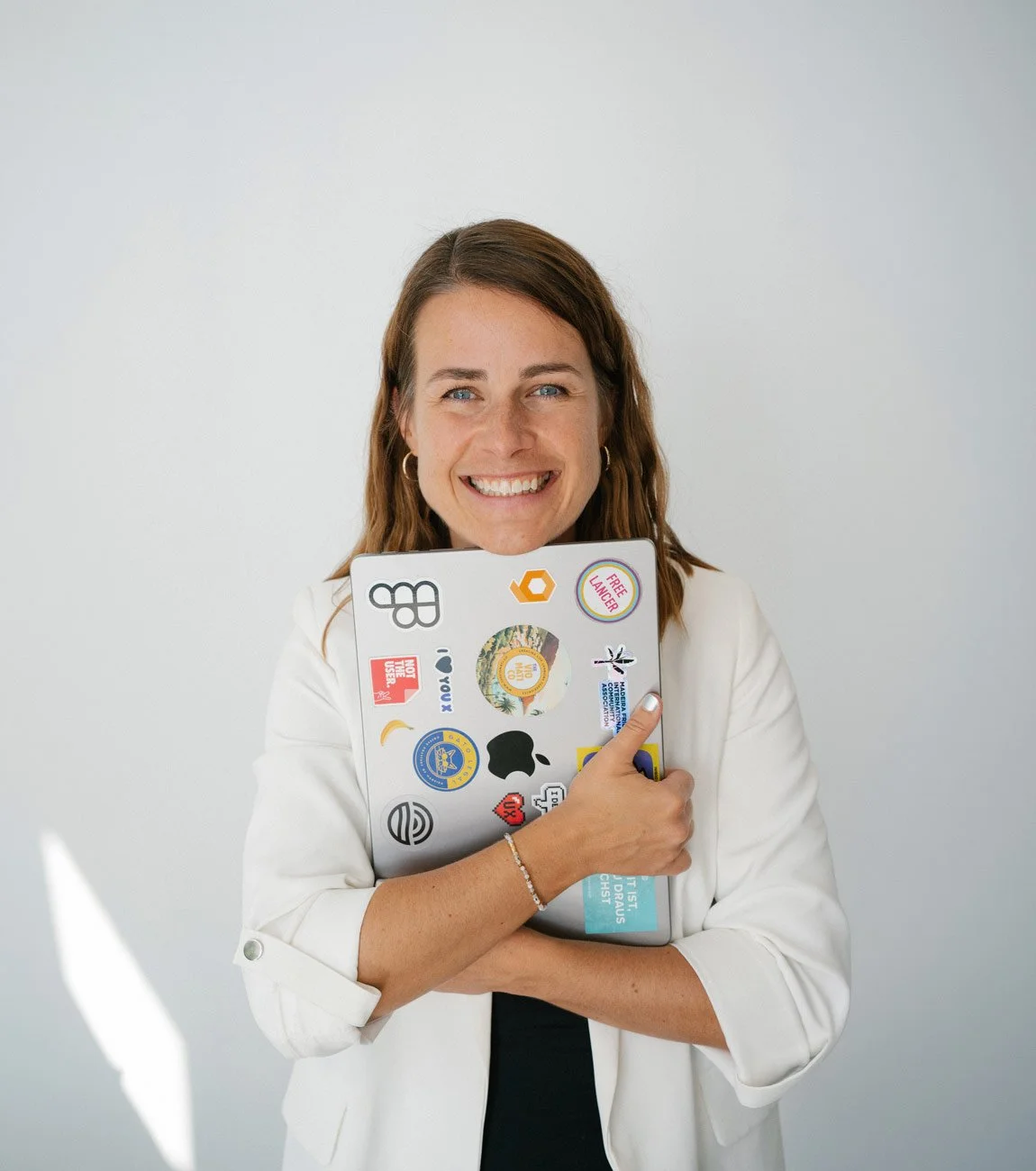 UX Designerin Caroline Groneberg mit Laptop für komplexe Software und Anwendungen