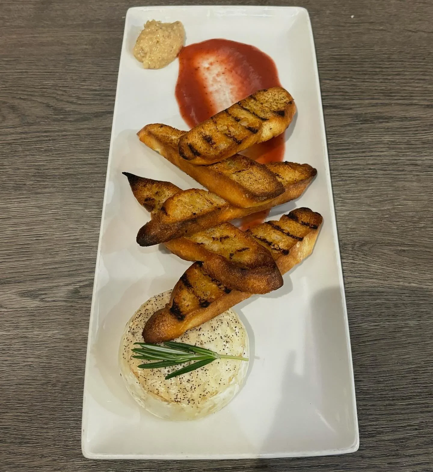 ✨ The specials keep coming &mdash; baked brie basted in garlic oil, paired with confit garlic spread, strawberry coulis, fresh rosemary, and grilled crostini. A little bite of heaven in every scoop 🧀🍓🥖✨ *Available only at our Westdale location*

#