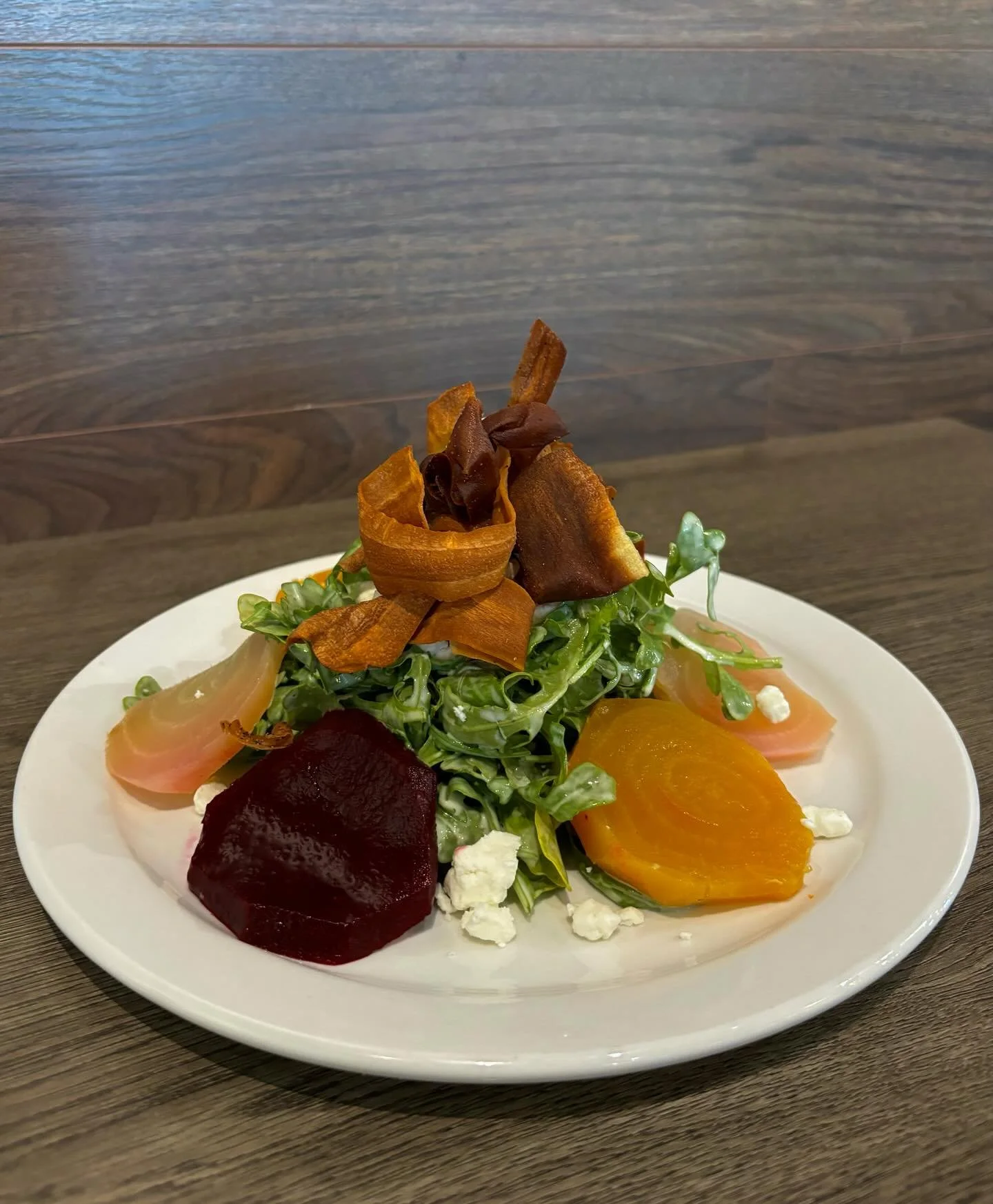 Say hello to our latest seasonal feature: the Heirloom Beet Salad 🥗 
Finished with goat cheese, a creamy apple cider vinaigrette, and parsnip chips for a perfect crunch! A seasonal bite your taste buds won&rsquo;t forget ✨ *Available for a limited t
