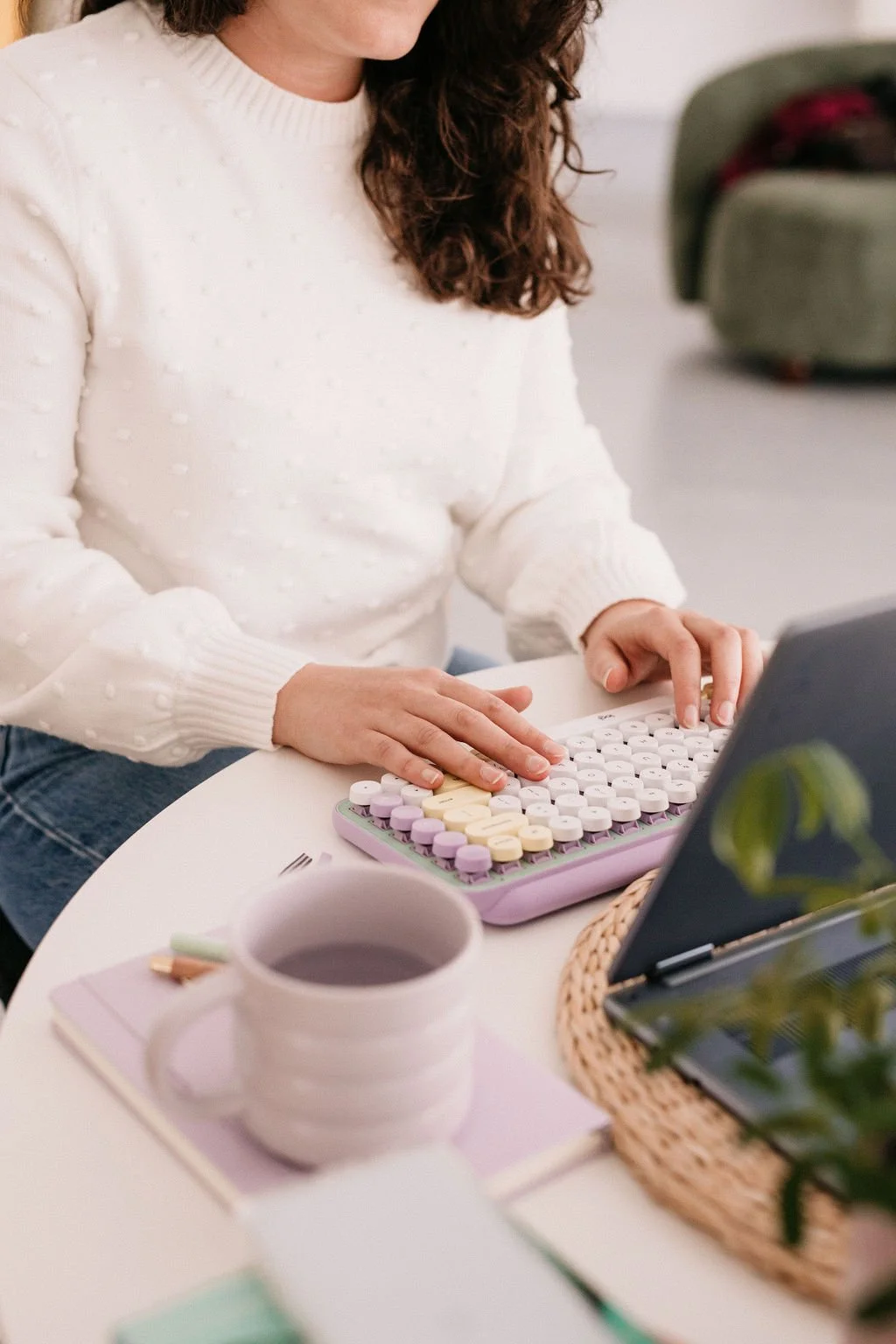 Experte chez Épilogue Maison de Rédaction qui tappe sur un clavier.
