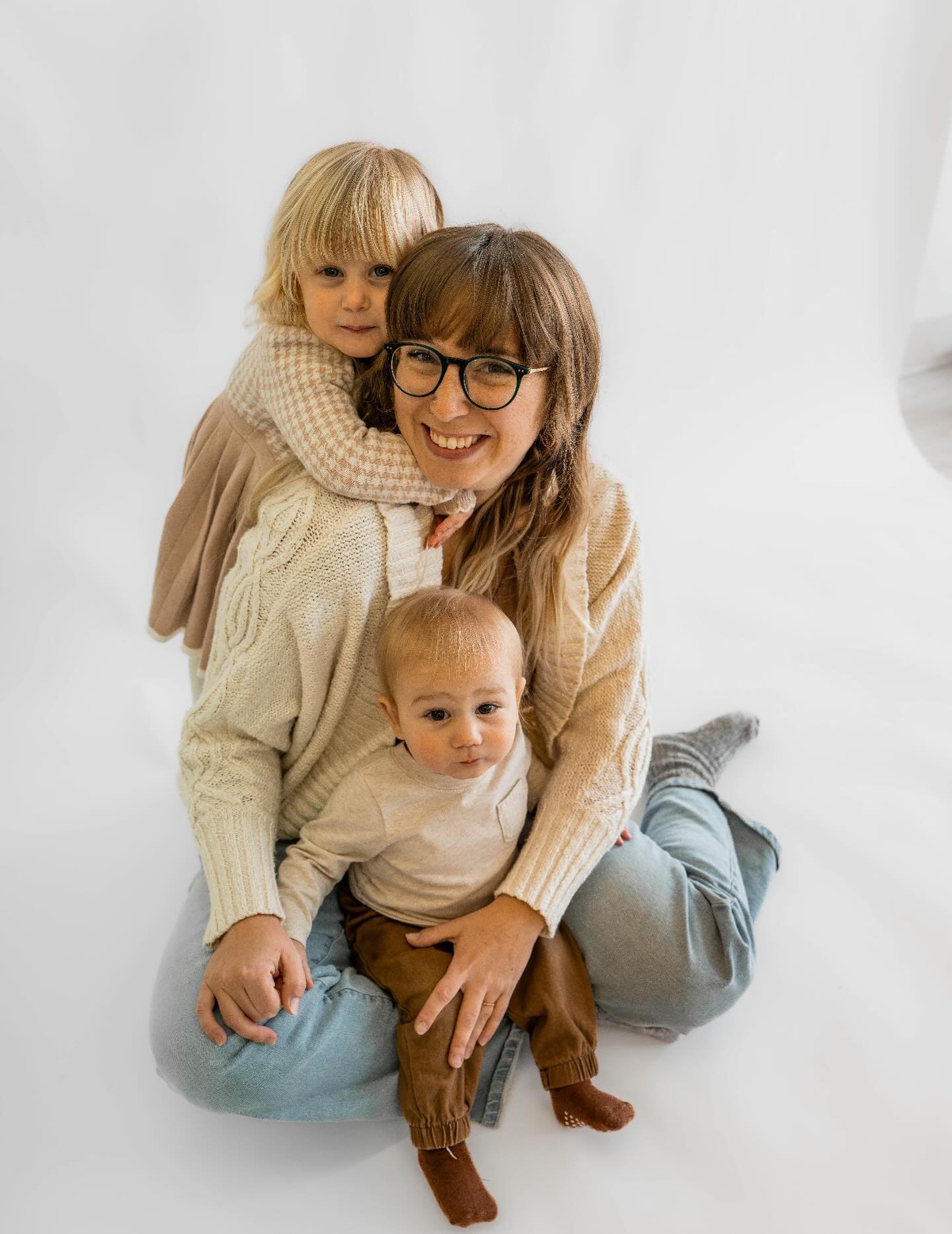 I had so much fun in the studio this week!
⠀⠀⠀⠀⠀⠀⠀⠀⠀
I am naturally most comfortable shooting sessions outside. I know how to work with the light and I love the beauty that can be captured with a sunset or with the way the light twinkles when it&rsqu