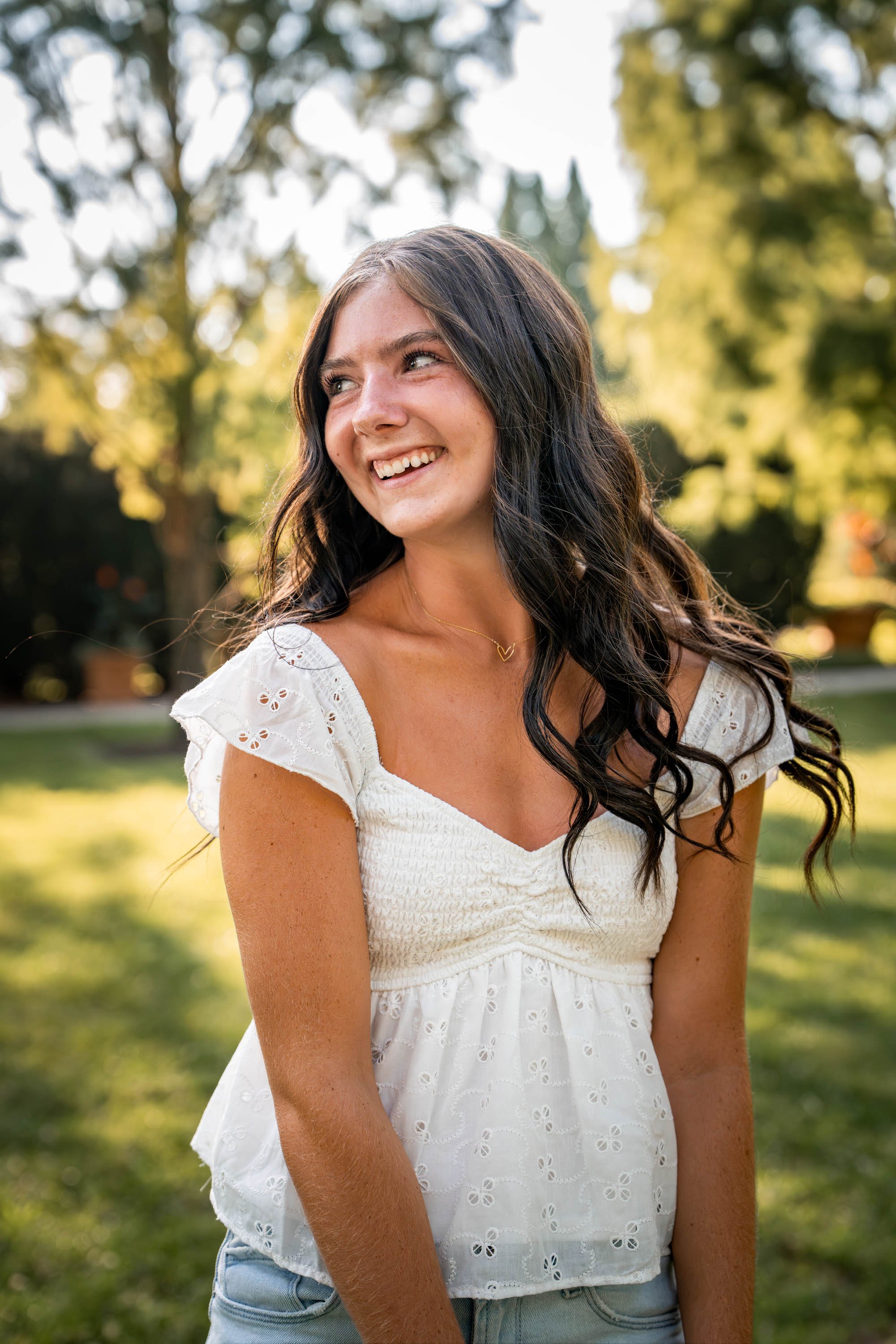 Outdoor senior girl photos at the park
