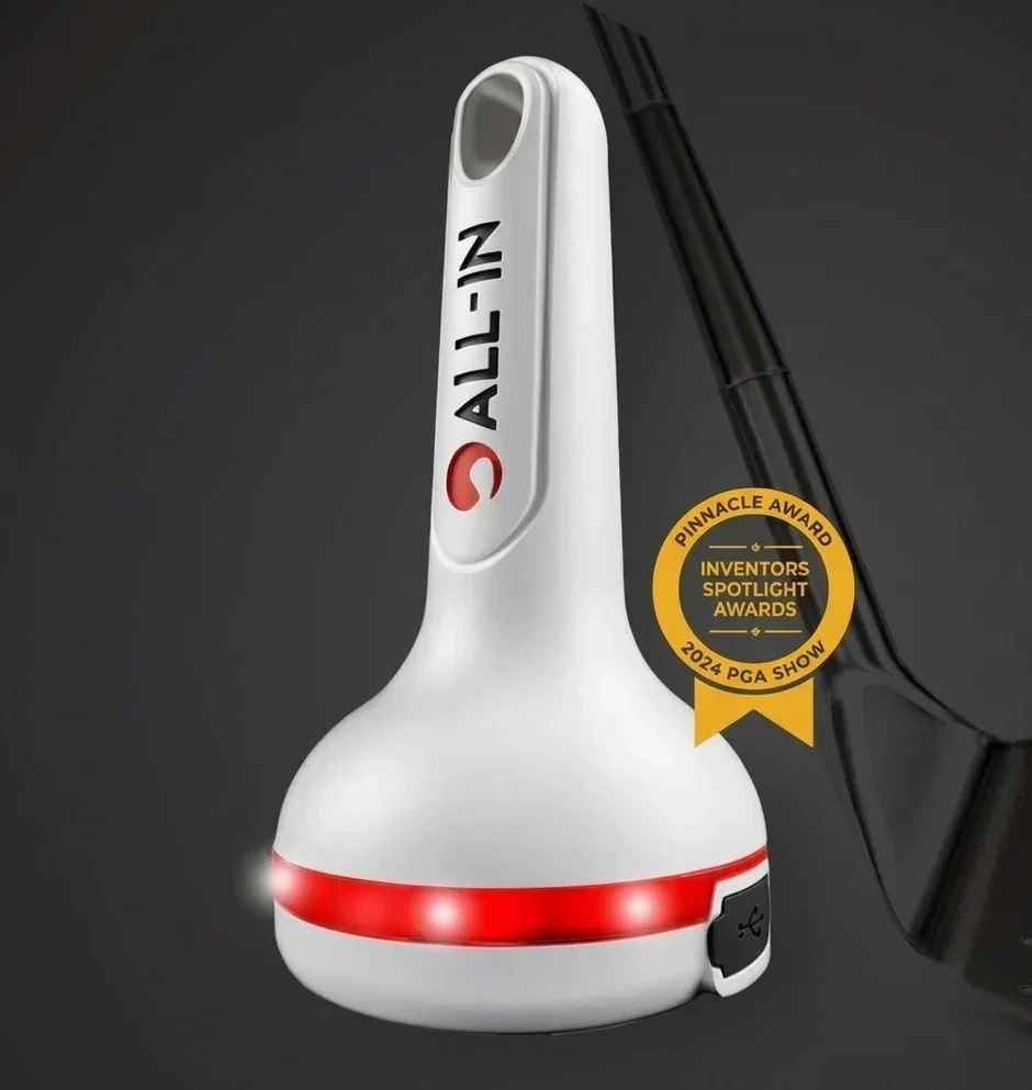 Un nettoyeur de balles de golf à LED avec le logo Callaway et une récompense de l'équipe Pinnacle Awards 2024 PGA Show.