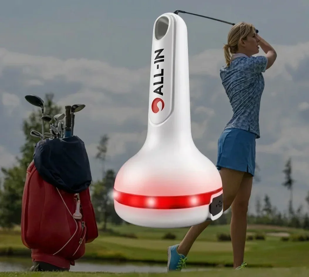 Une femme qui joue au golf sur un parcours, portant une chemise bleue et une jupe bleue, avec un sac de golf à ses côtés. Une grande illustration d'un club de golf avec un logo All In est superposée à l'image.