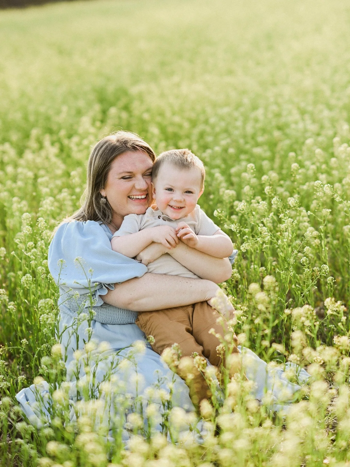 Last night&rsquo;s story-telling session with the Snyder family 🤍
.
#pennsylvaniaweddingphotographer #maternityphotos #familyphoto #documentary