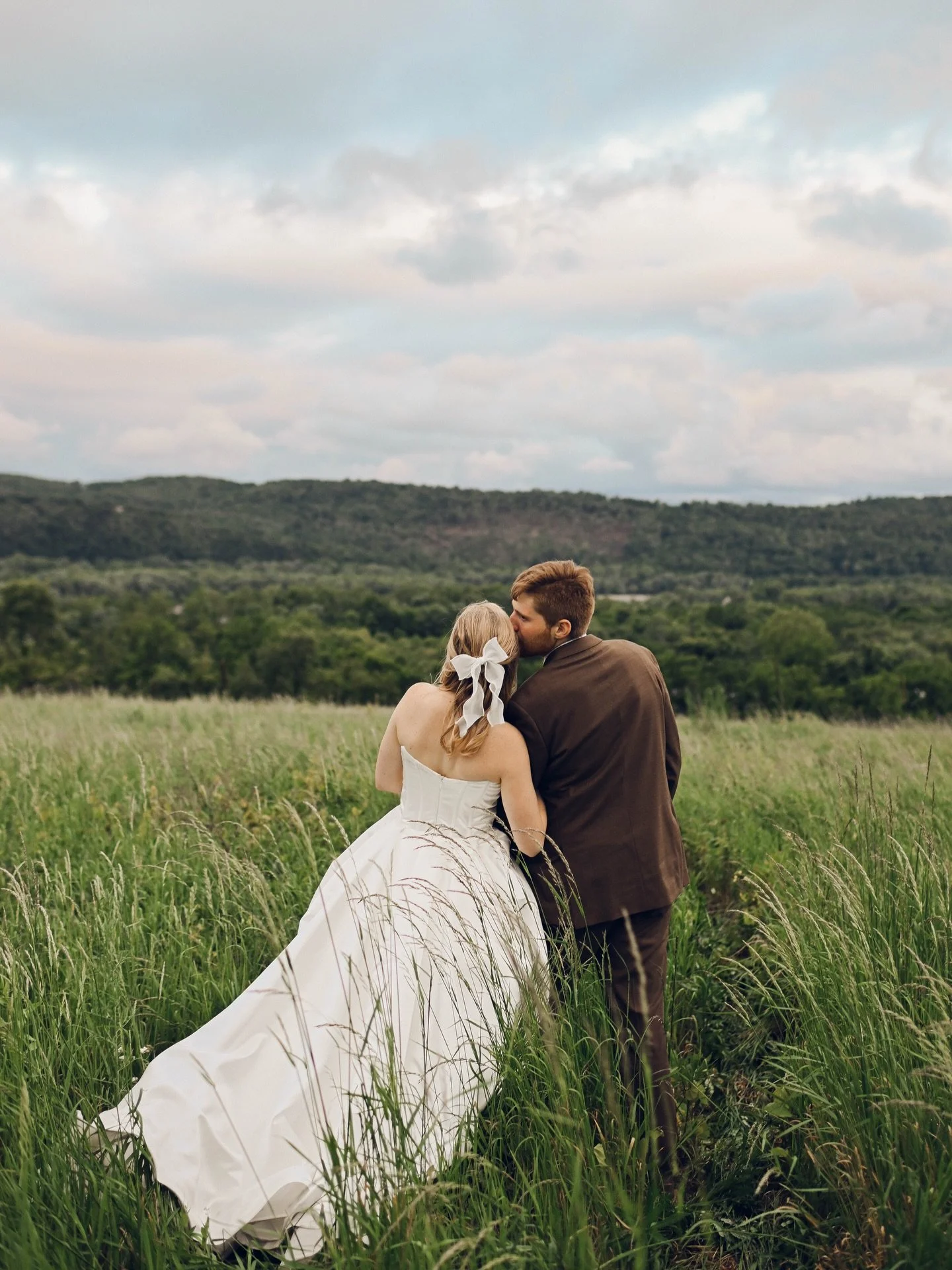 If sunset photos are the question, the answer is always &ldquo;heck yes!&rdquo;
.
: @megleonard42 + @coolman_lenart 

.
.
#pennsylvaniaweddingphotographer #philadelphiaweddingphotographer #backyardwedding