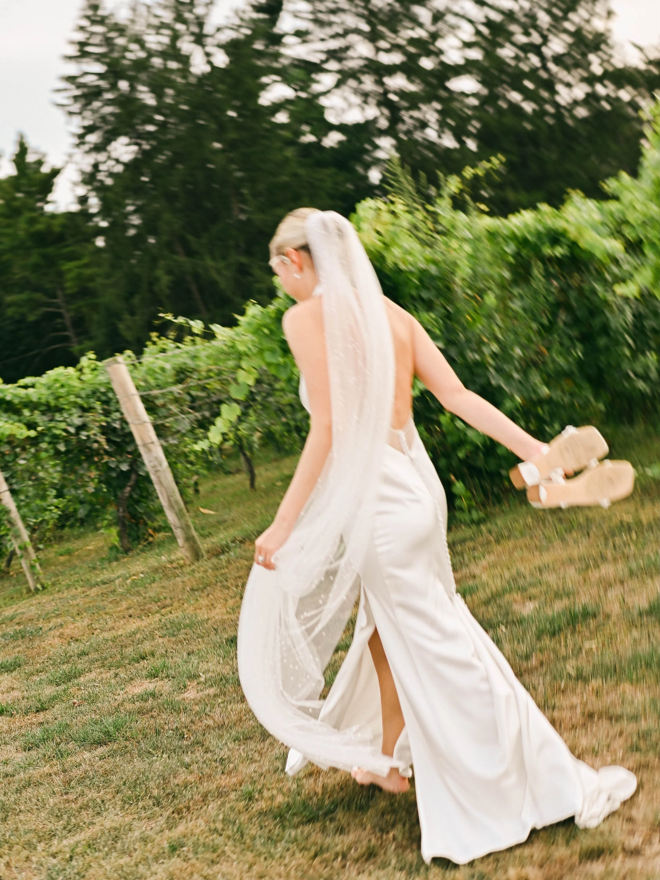 The best photos happen on relaxed wedding days. If there&rsquo;s real joy, that will shine through. If you allow real moments to happen, real moments can be captured. Leave time to breathe on your wedding day and magic will happen.
.
Venue: @juniatav