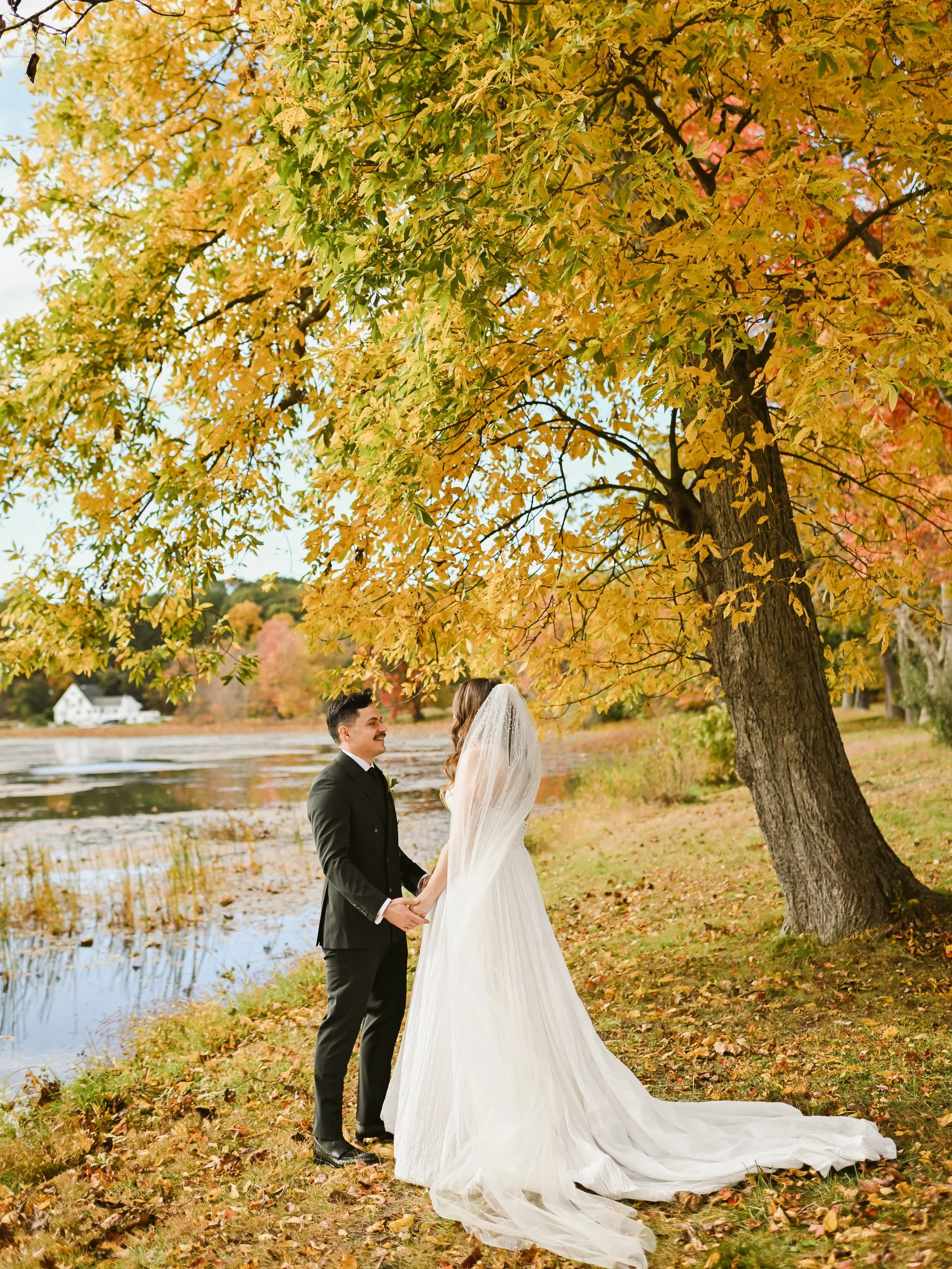 Tomi &amp; Haley had the perfect October wedding yesterday at @northshorehouse 🍂
.
Venue: @northshorehouse 
Couple: @haleylopes @tomi_p27 
Dress: @anthropologieweddings 
Hair + Makeup: @mancusobridalteam 
Florist: @poppyflowersco @bloomallure 
Cake: