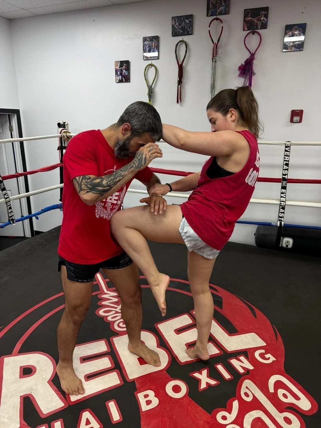 Step by step through the clinch. 🥊

First, establish control and posture. Then secure the inside position and close the space. Once the posture breaks, the knees open up. 👊

Clinch is not about rushing. It&rsquo;s pressure, balance, timing, and con
