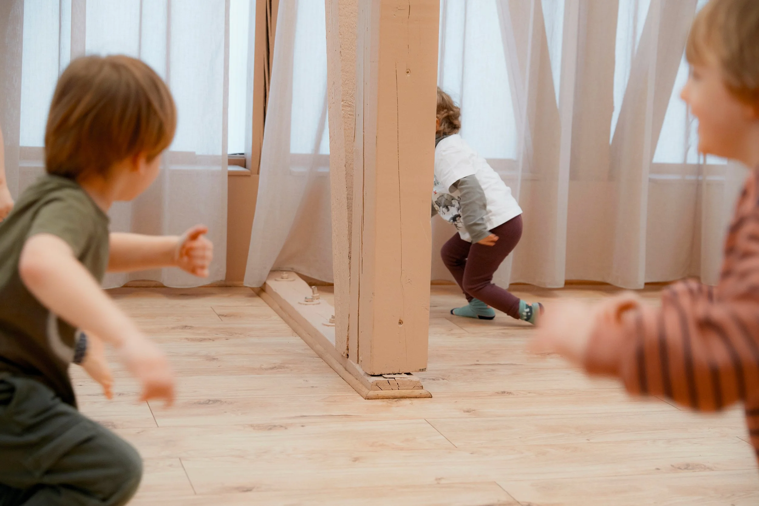 Kinder spielen in hellem Sportstudio bei einem Mini Movers Kurs in Berlin Kreuzberg.