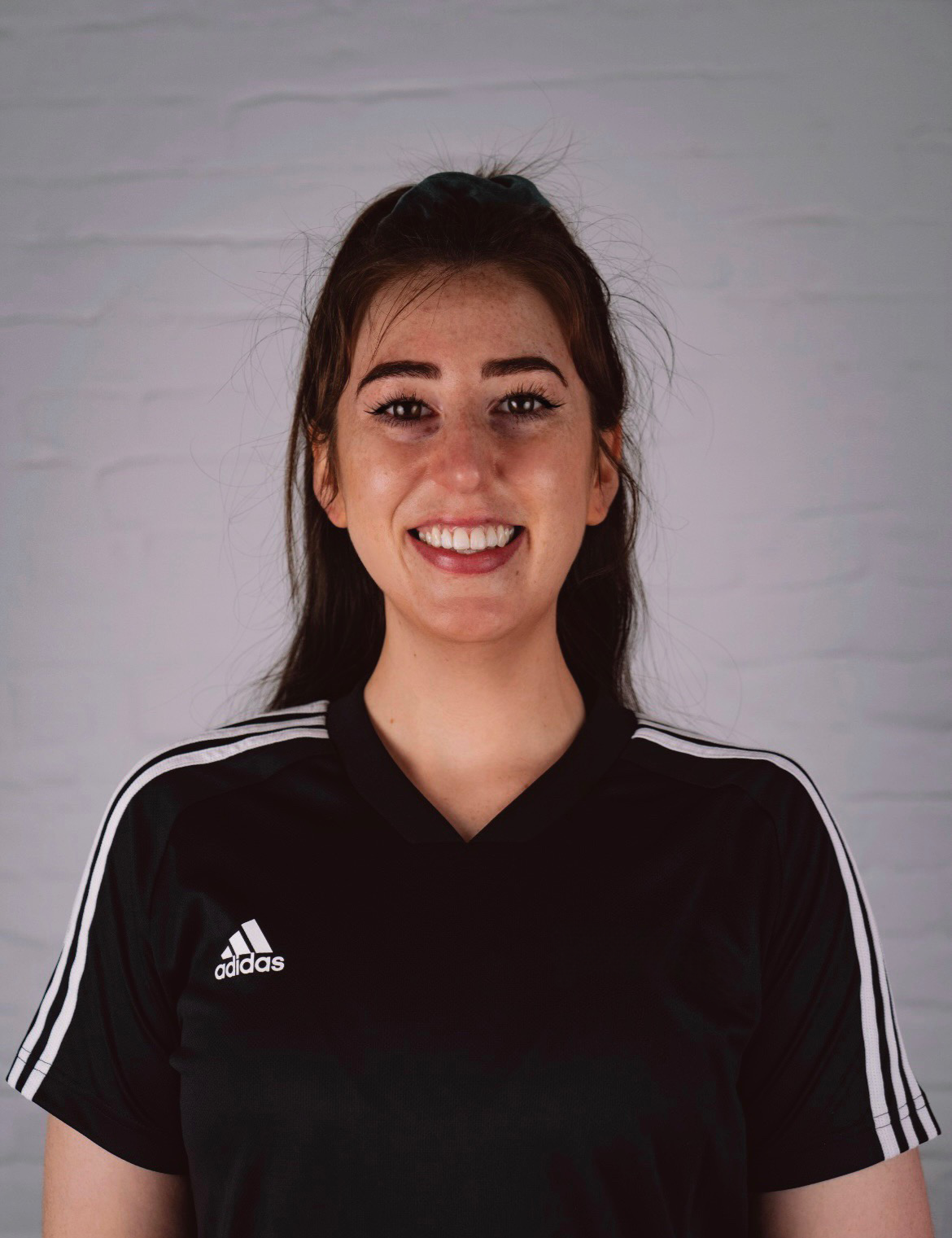 Trainerin Muireann Clarke im Mini Movers Club Berlin leitet einen Fitnesskurs für Eltern, der parallel zum Kindersport-Angebot im hellen Studio stattfindet.