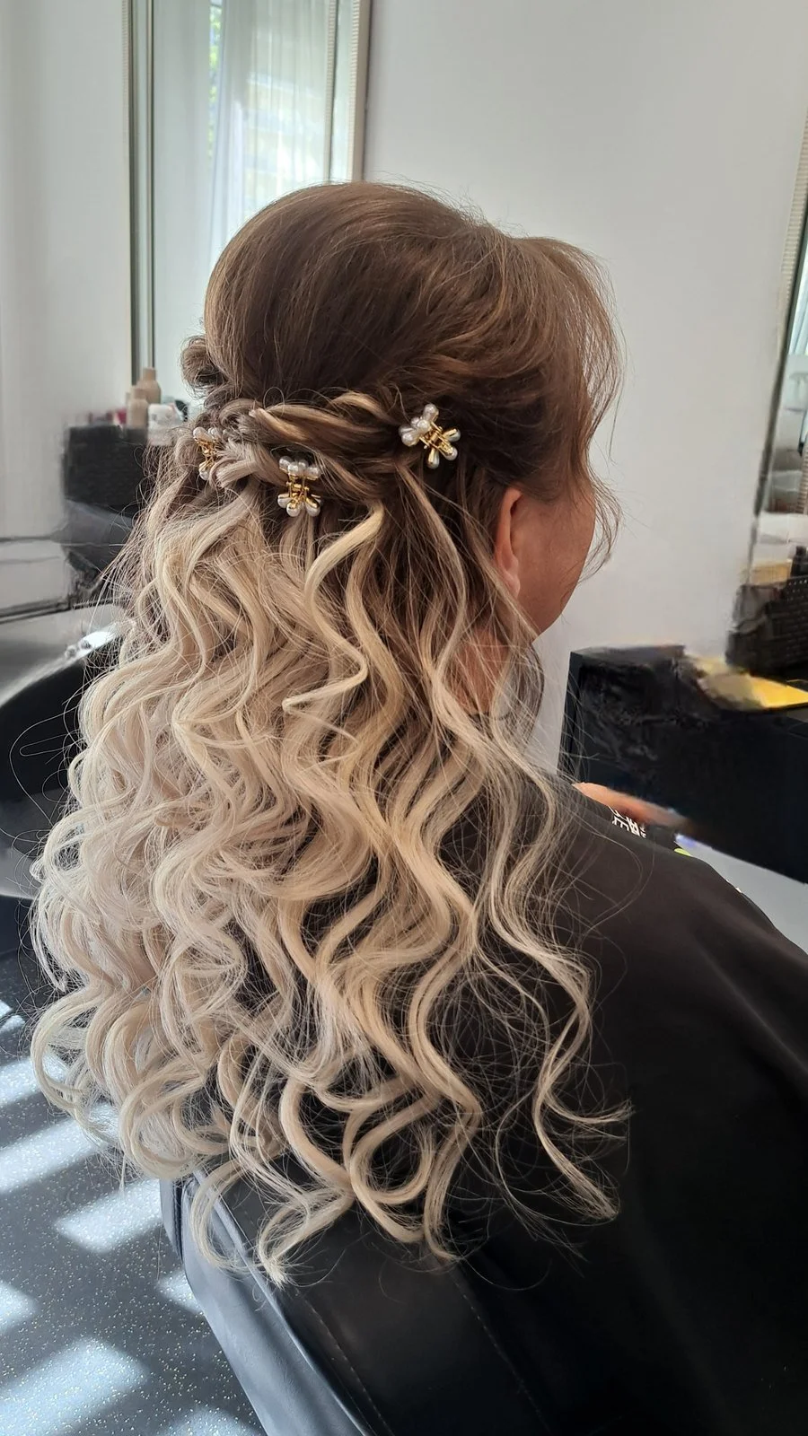 Pusiau susegta proginė šukuosena su bangomis, grožio salonas „Edita“, Kaunas