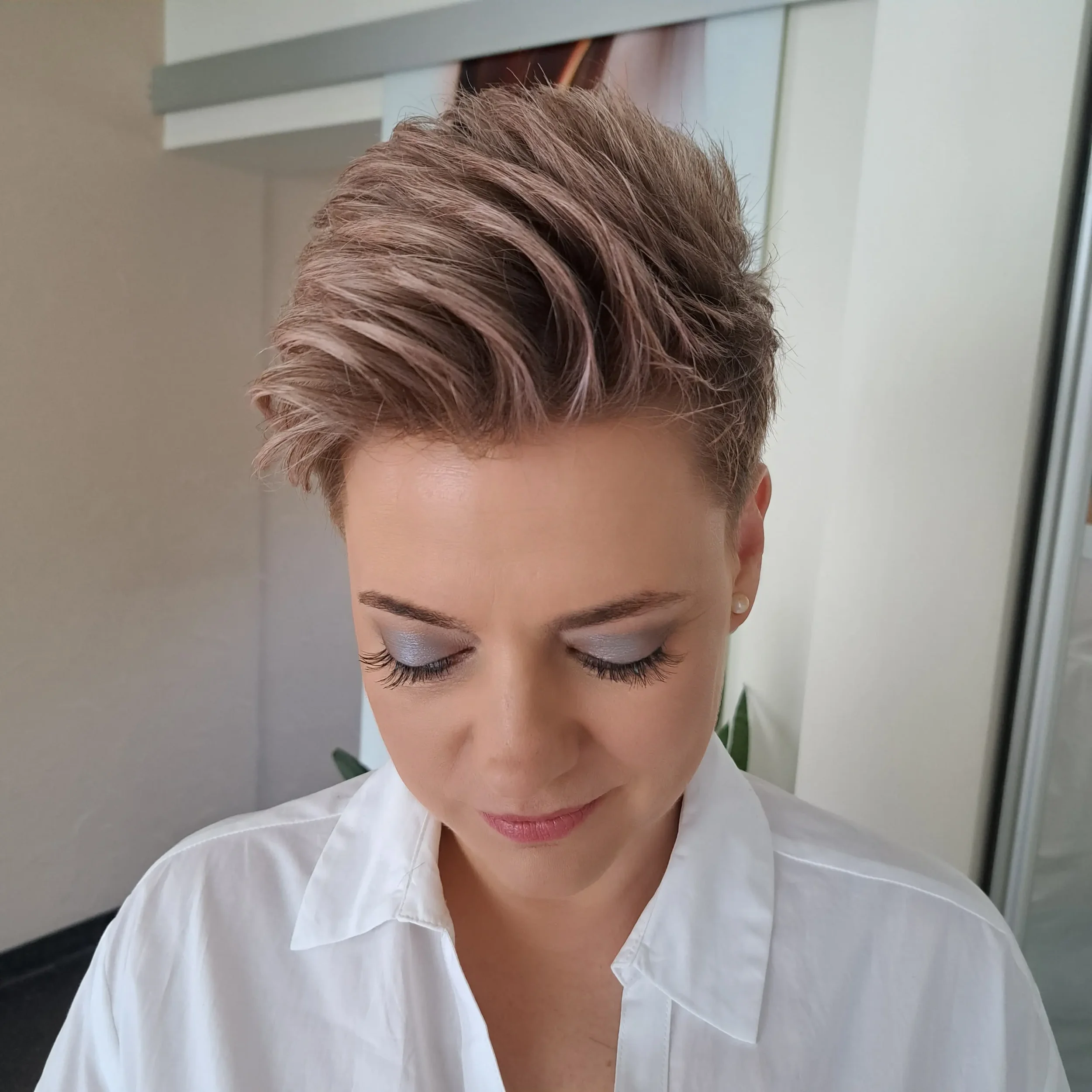 Vakarinis makiažas su sidabriniais šešėliais ir šukuosena salone „Edita“.