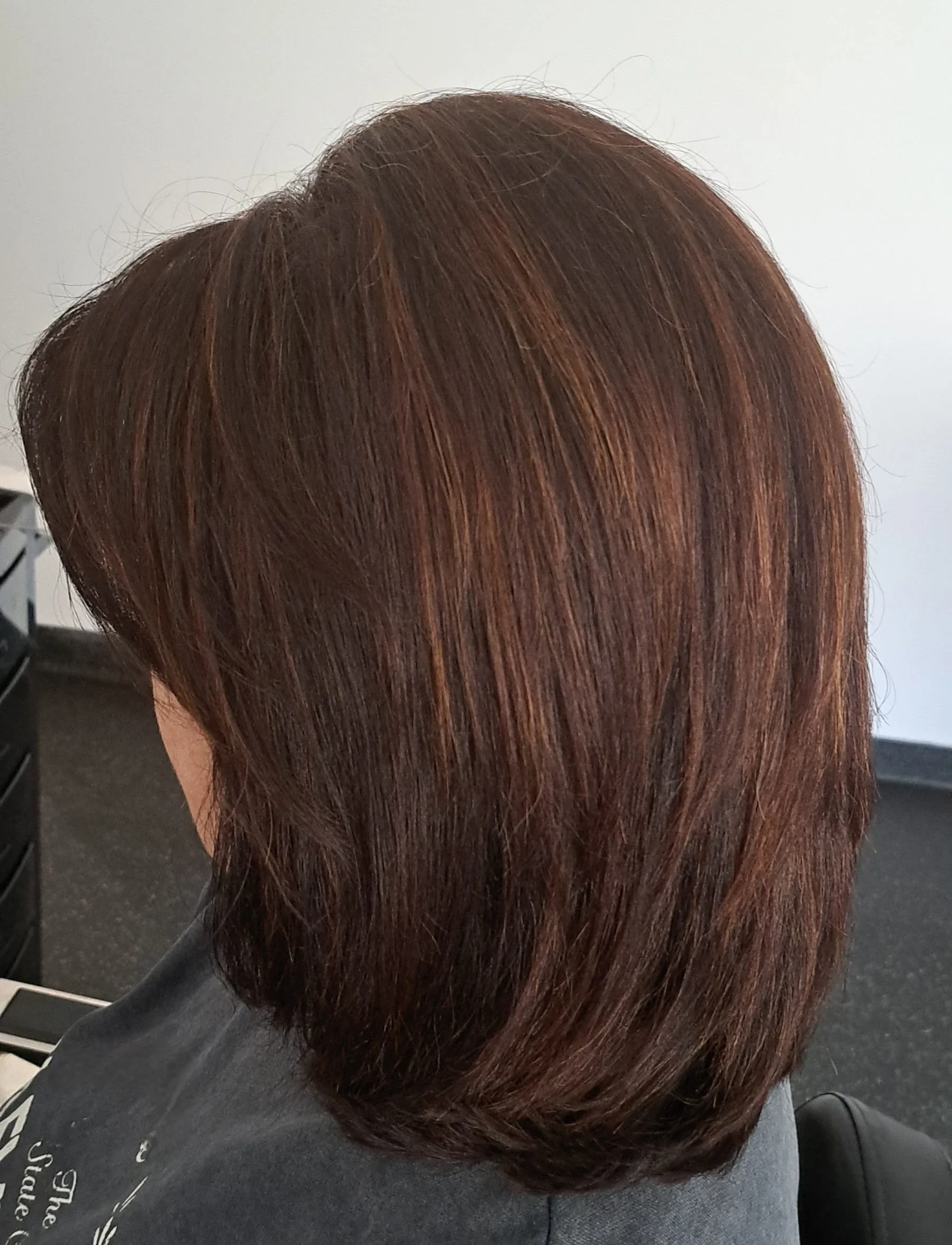 Tiesių vario atspalvio plaukų dažymas ir kirpimas grožio salone „Edita“.