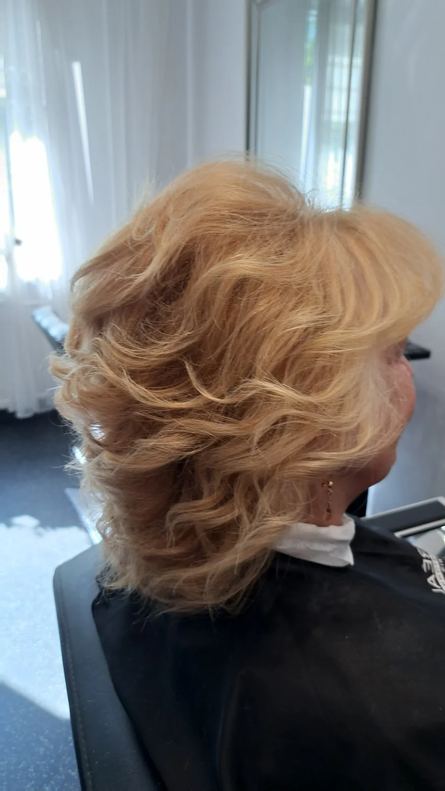 Proginė šukuosena su švelniomis bangomis, grožio salonas „Edita", Kaunas