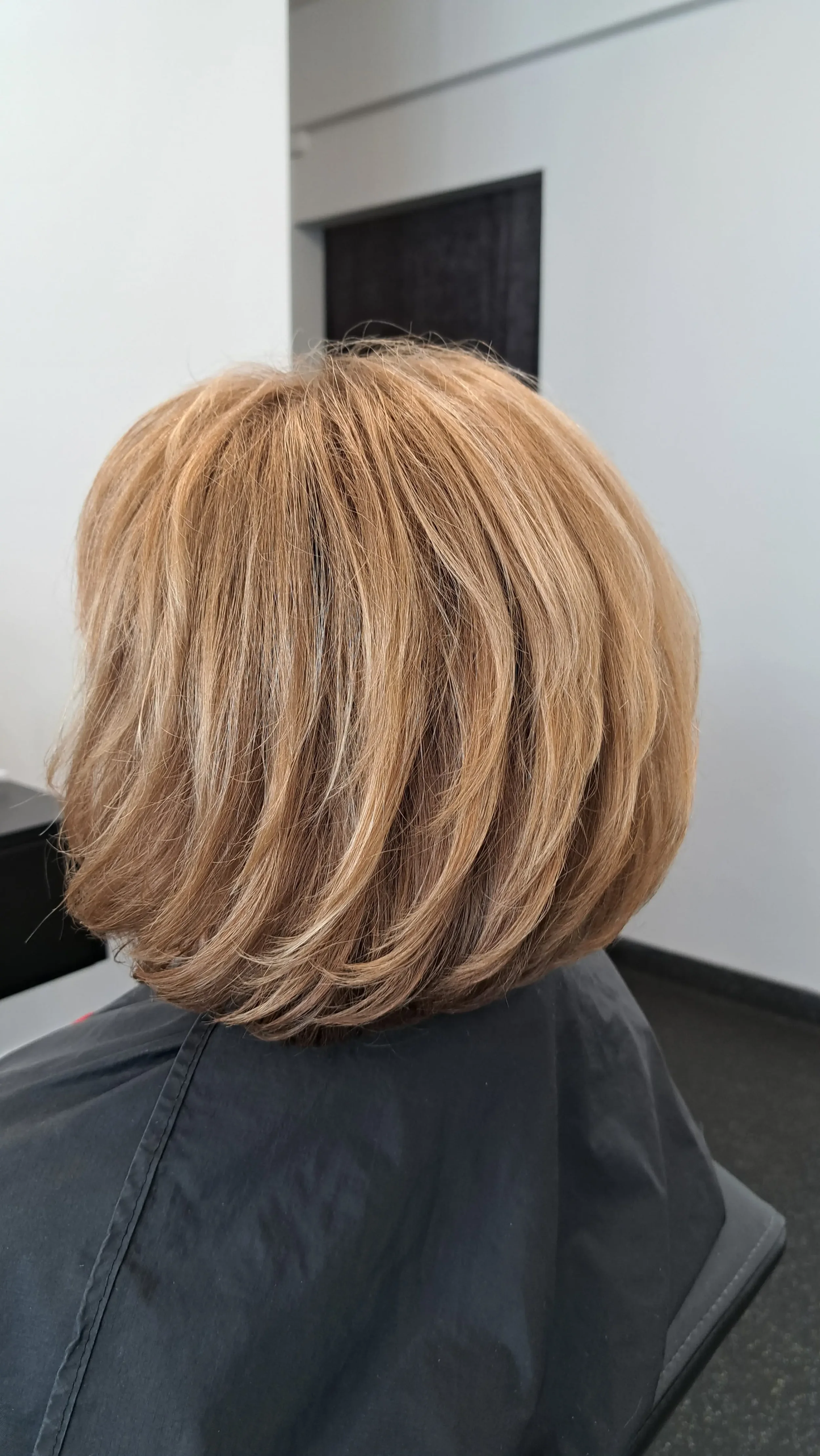 Šviesių plaukų dažymas ir tiesinimas grožio salone „Edita“.