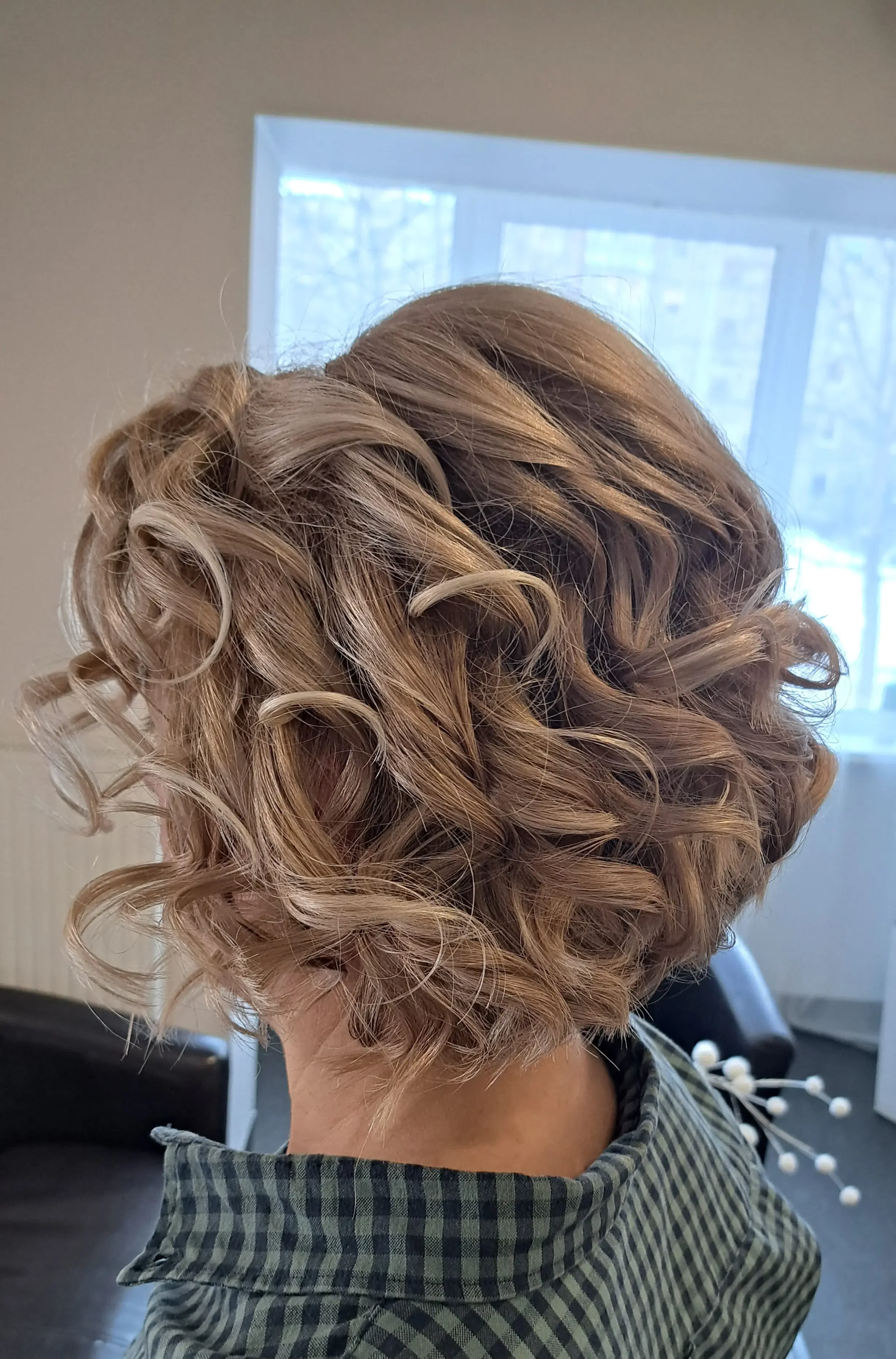 Klasikinis trumpų garbanotų plaukų kirpimas salone „Edita“.