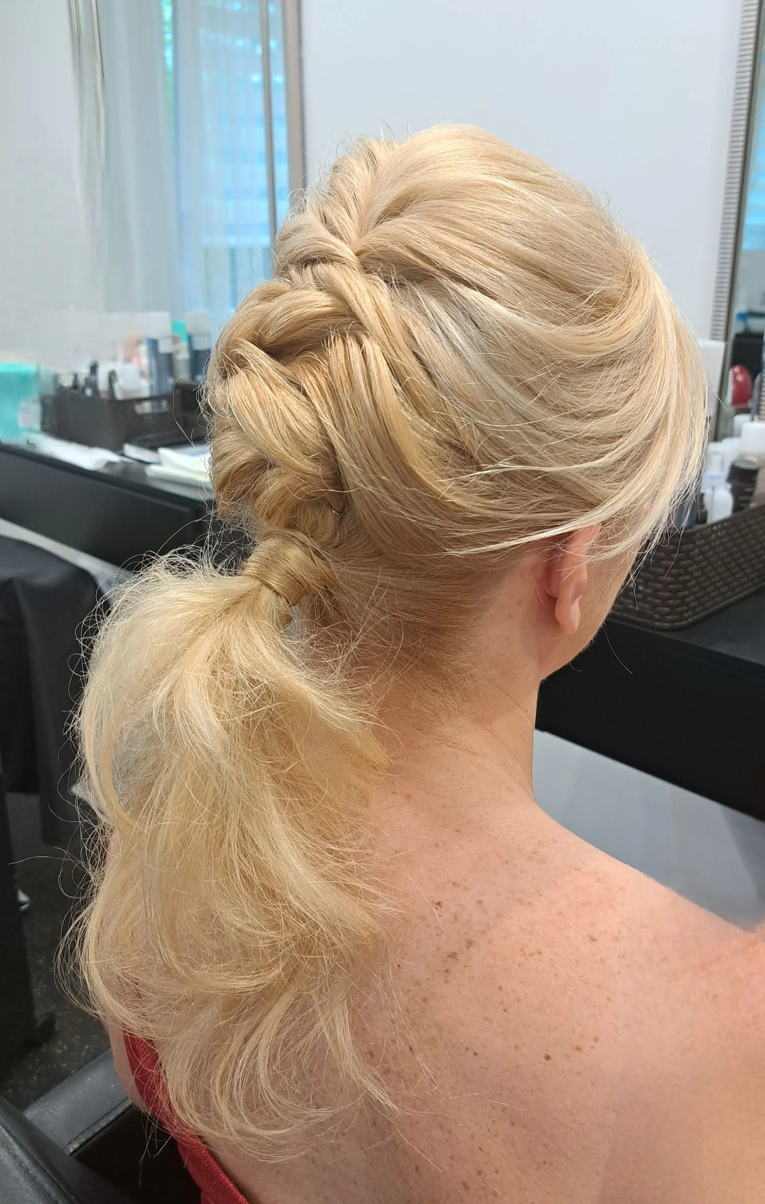 Laisvo pynimo proginė šukuosena šviesiems plaukams salone „Edita“.