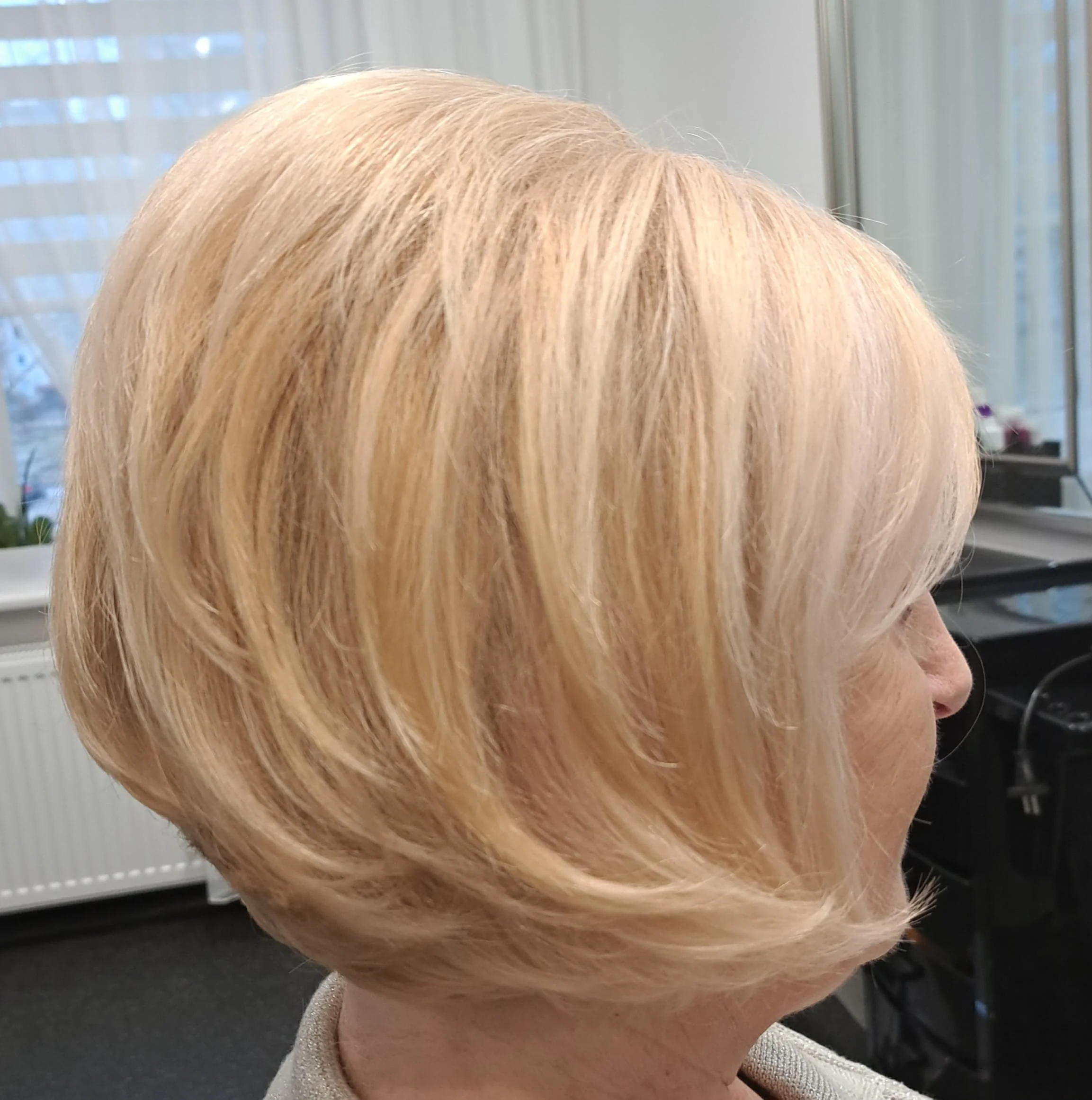 Trumpų šviesių plaukų (bob) kirpimas grožio salone „Edita“.
