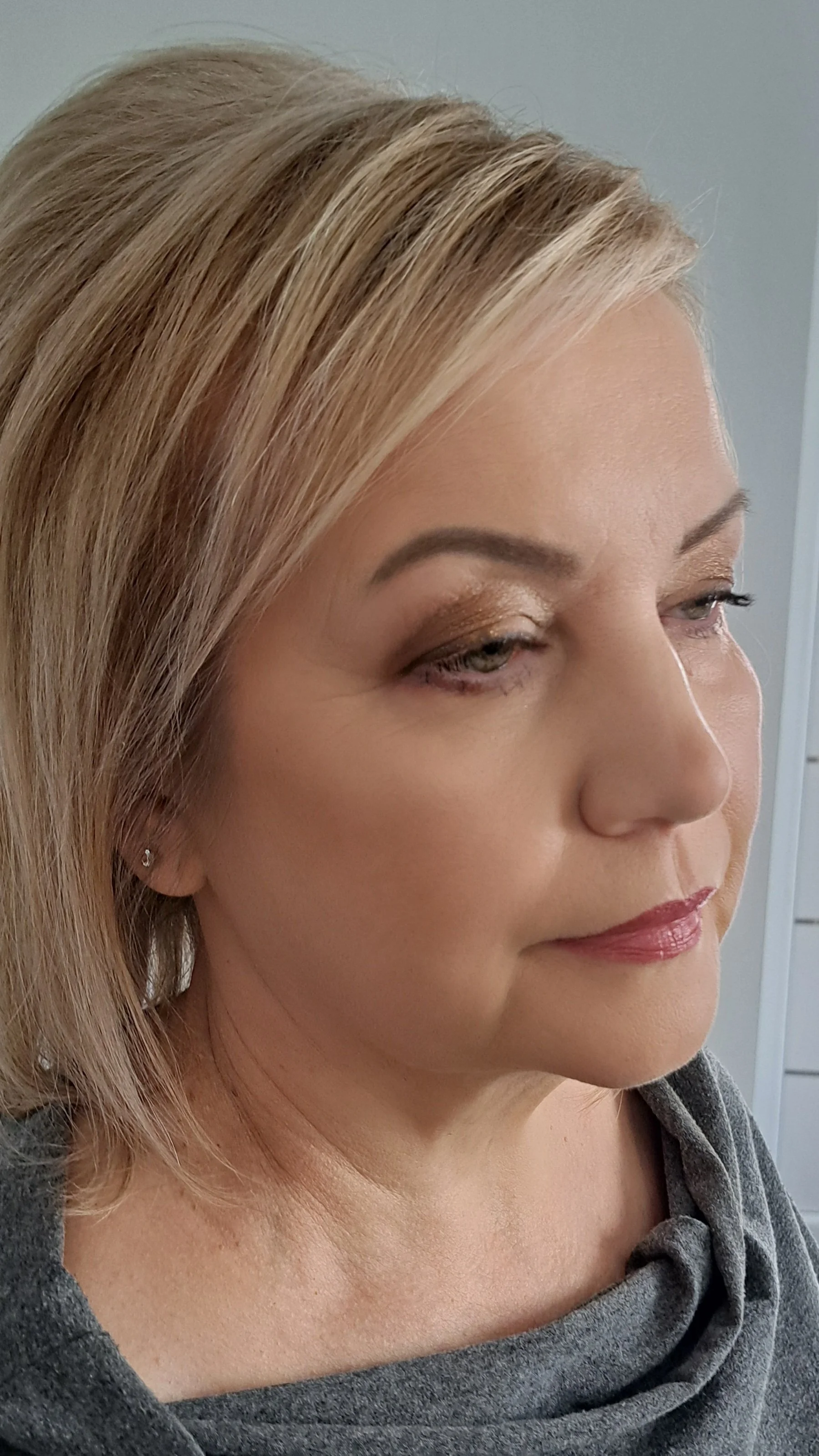 Lengvas makeup ir šventinė šukuosena, kuri padaryta grožio salone Edita.