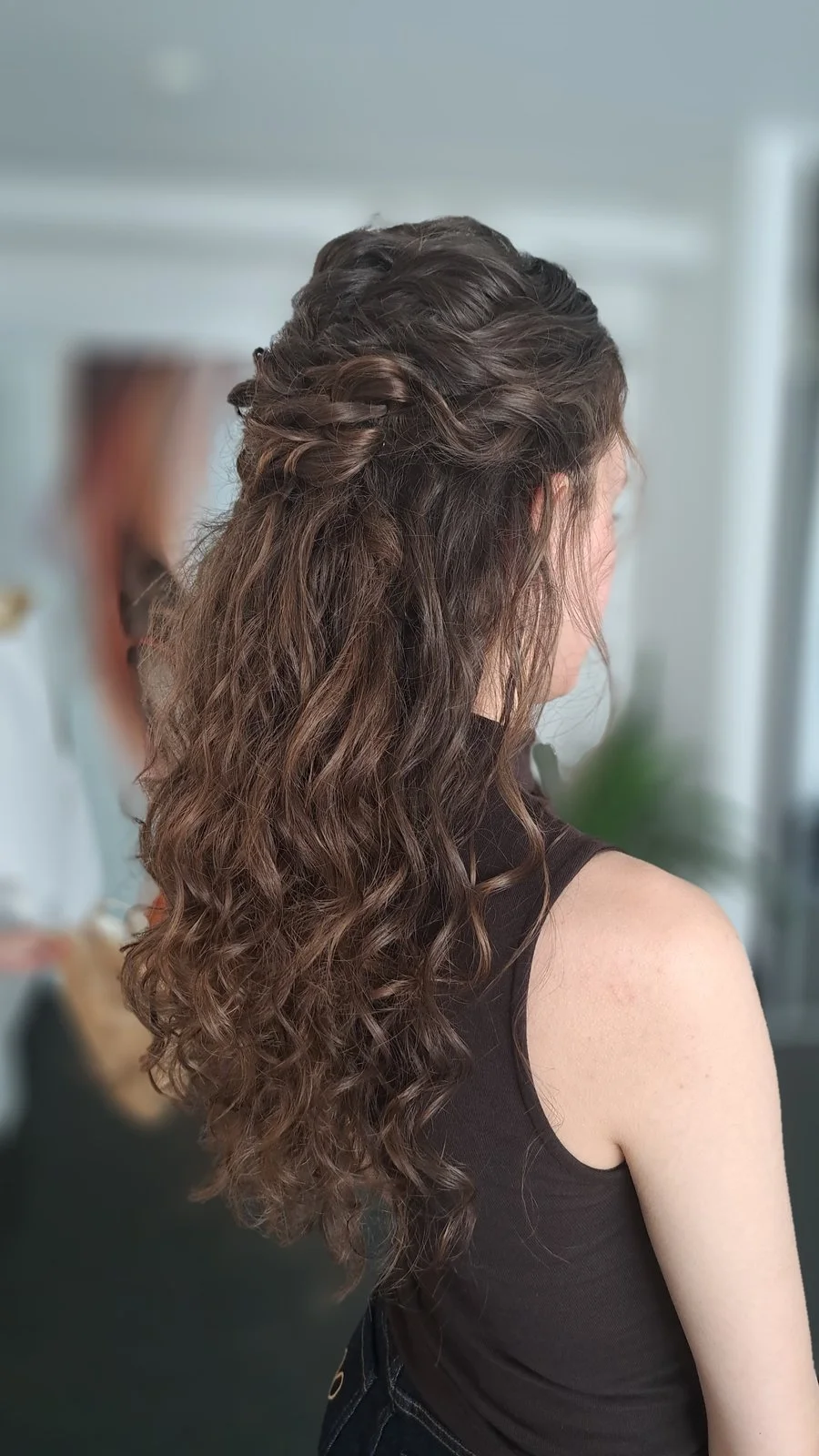 Proginė šukuosena su garbanomis, grožio salonas „Edita", Kaunas