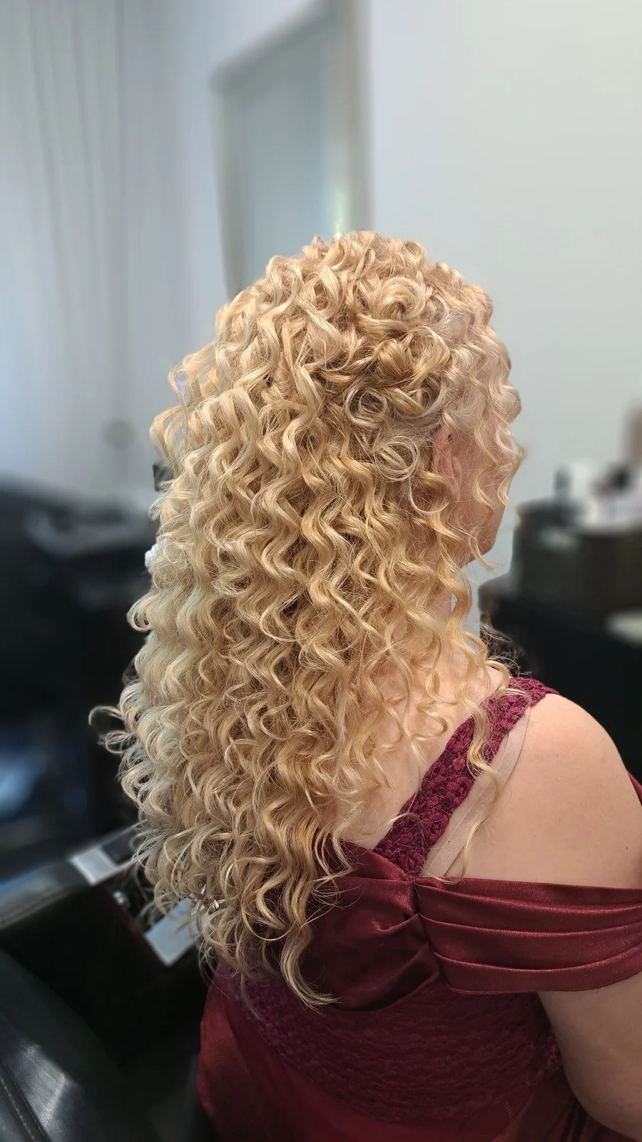 Proginė šukuosena su ilgomis garbanomis, grožio salonas „Edita“, Kaunas