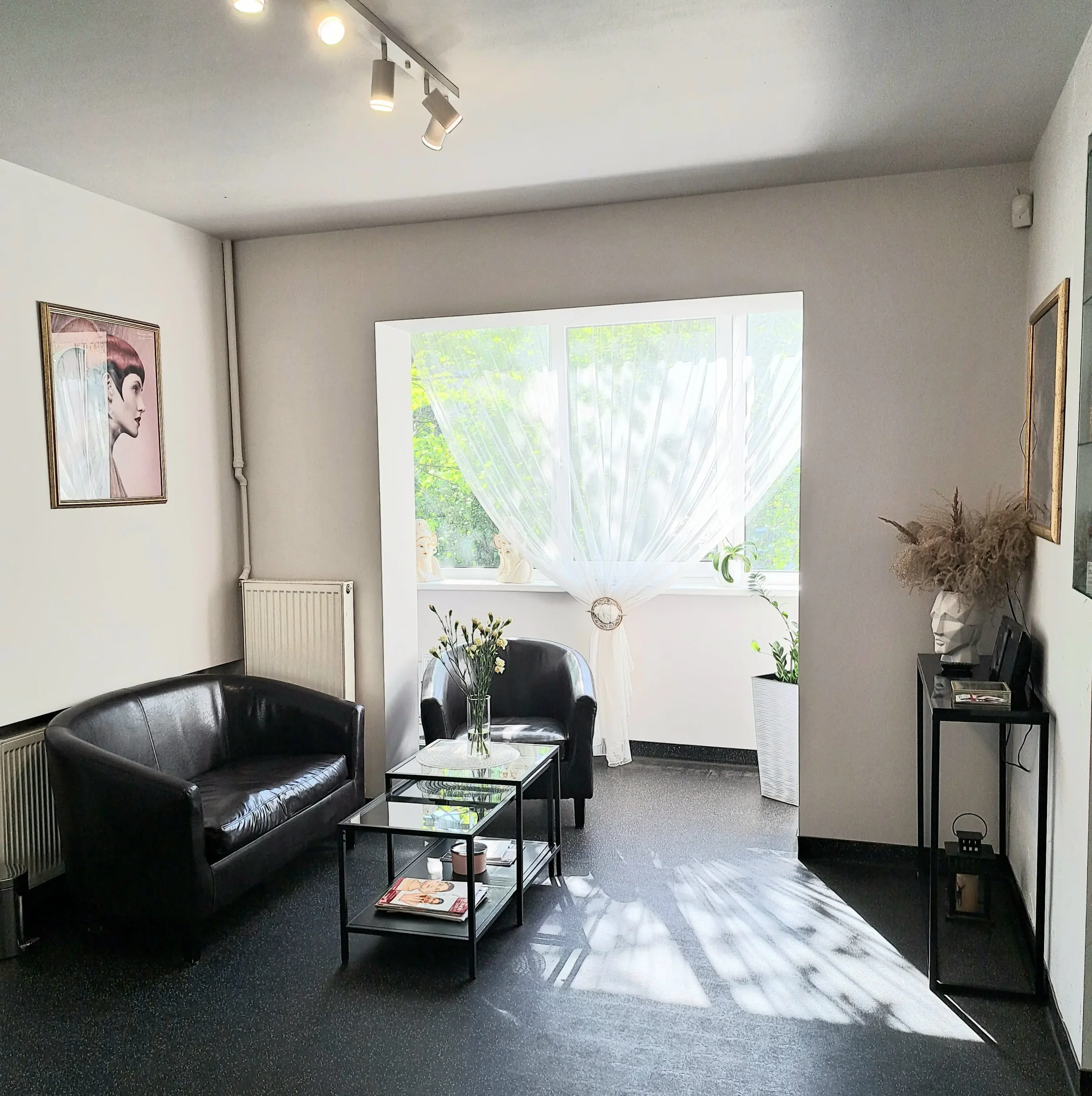 Jauki laukiamojo erdvė klientams grožio salone „Edita“.