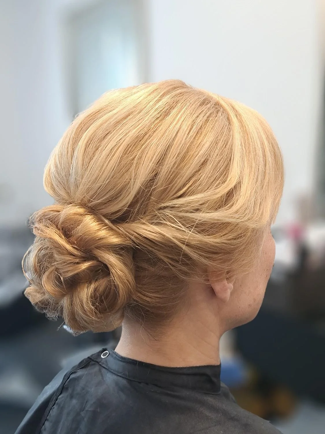 Žema elegantiška vestuvinė plaukų šukuosena — Grožio salonas „Edita“, Kaunas
