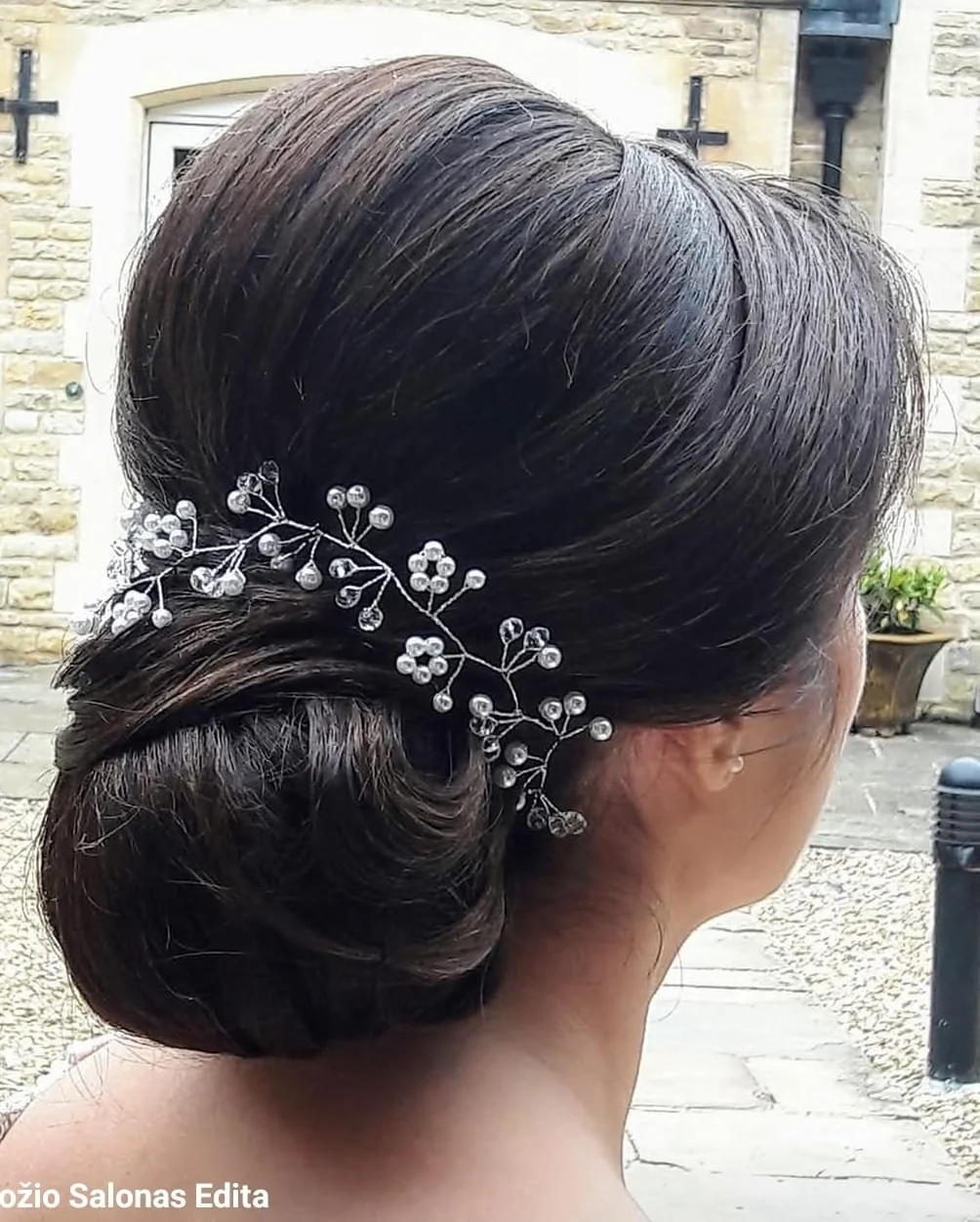 Tamsių plaukų proginė šukuosena su perlais grožio salone „Edita“.