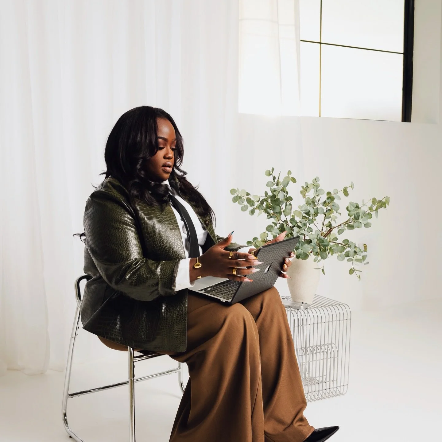 God, I&rsquo;m gonna miss this house.
But I guess I&rsquo;m moving out Sunday morning. 

Hair: @plush_essentials 
Makeup: @ania_makeupcreation 
Photography: @epiphanyimage  Lashes: @lashes_byariel