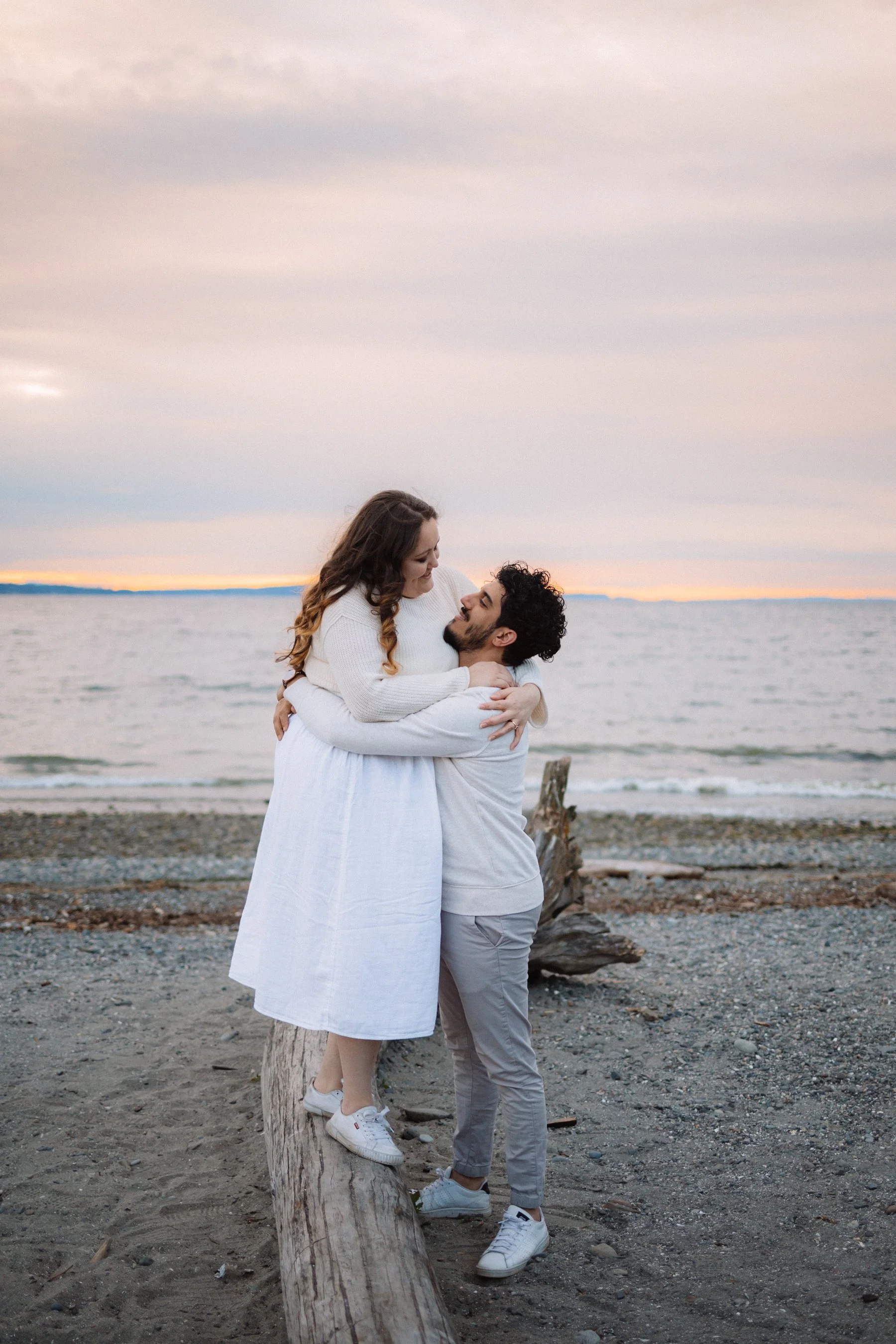 seatlle-couple-sunset-photoshoot-carkeek-park-85.jpg