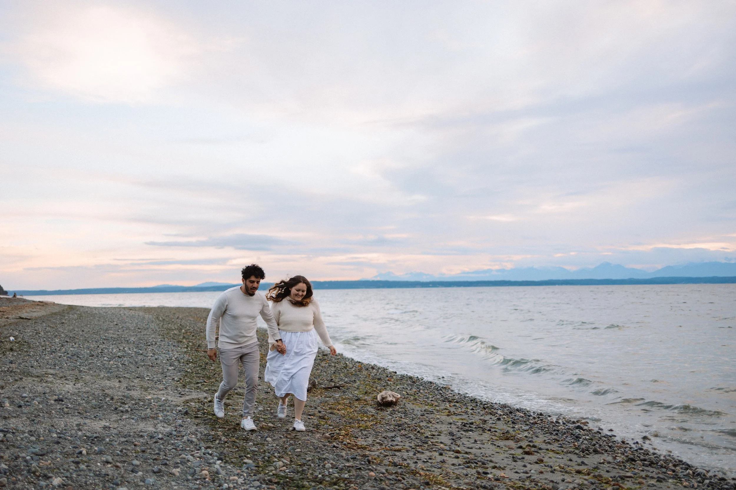 seatlle-couple-sunset-photoshoot-carkeek-park-25.jpg