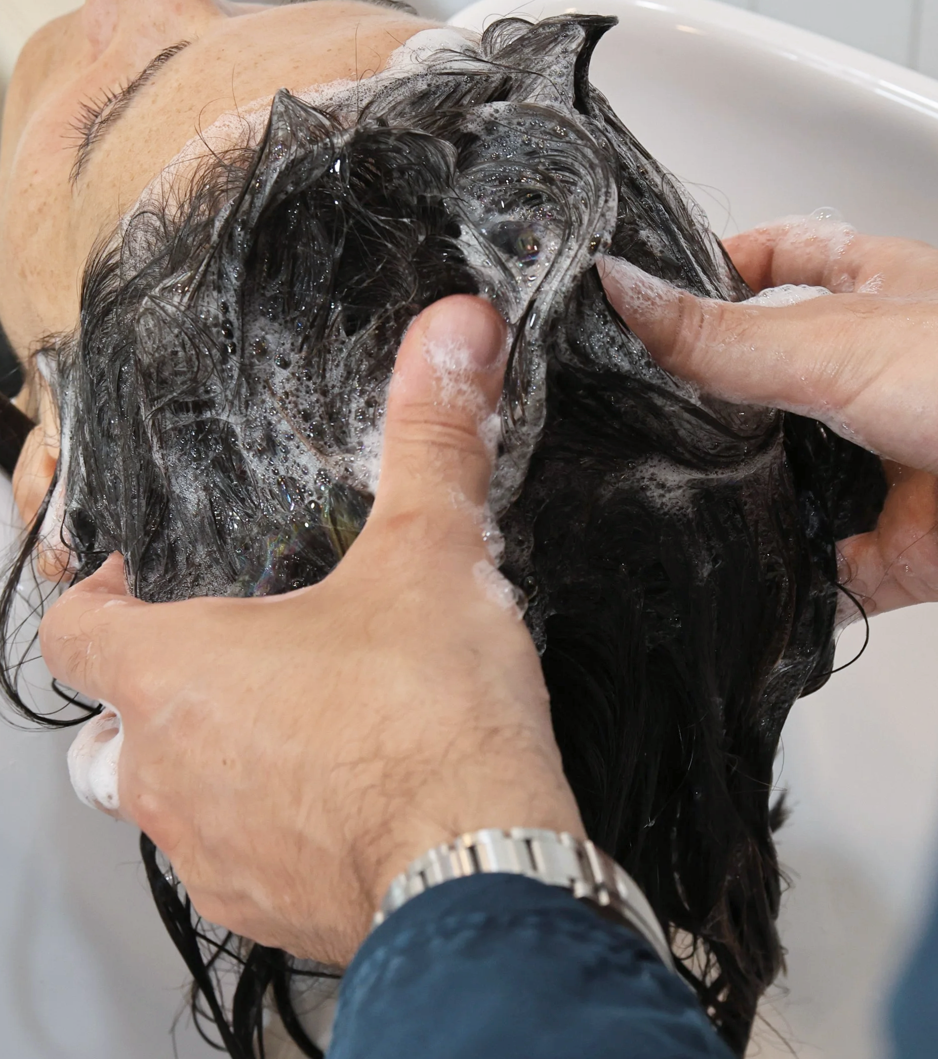 Massaggio al cuoio capelluto con detersione spa a base di oli essenziali e ingredienti biodinamici e biologici curativi