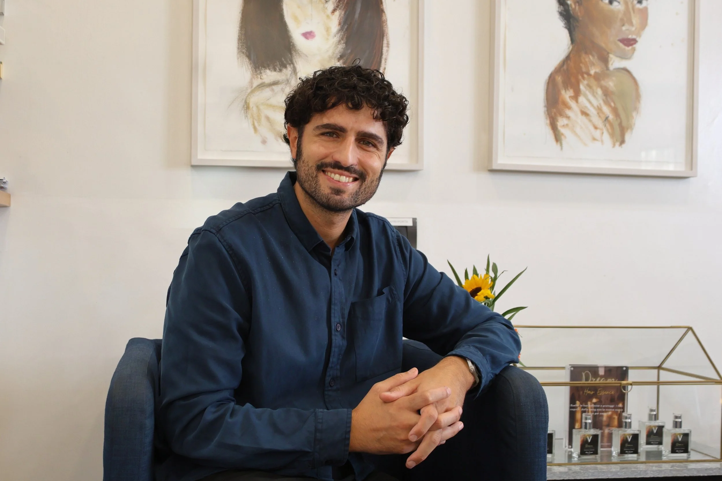 Valentino Dattoli nello studio indipendente dedicato alla cute e ai capelli