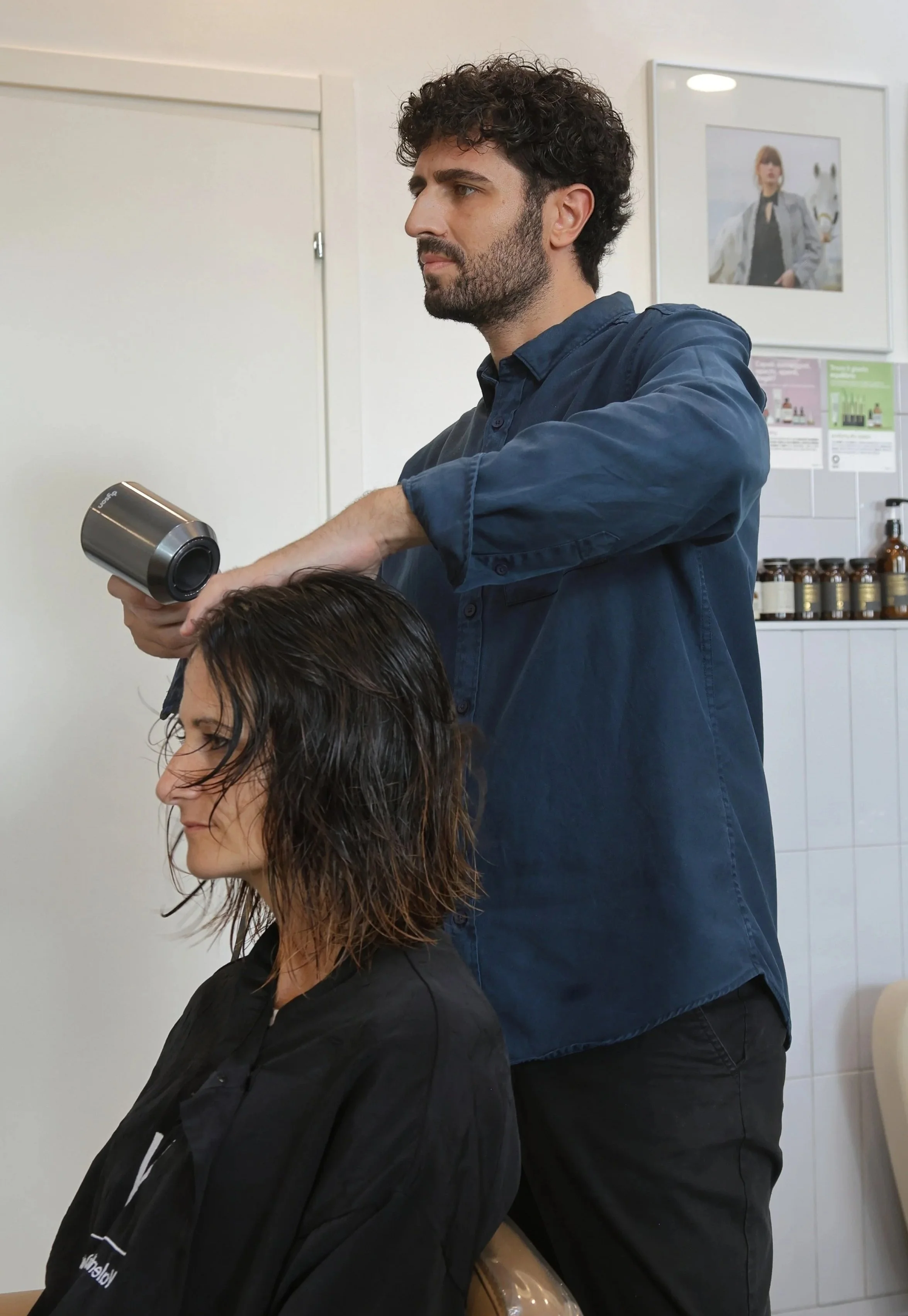 Parruchiere Valentino in fase di styling dopo il trattamento cute