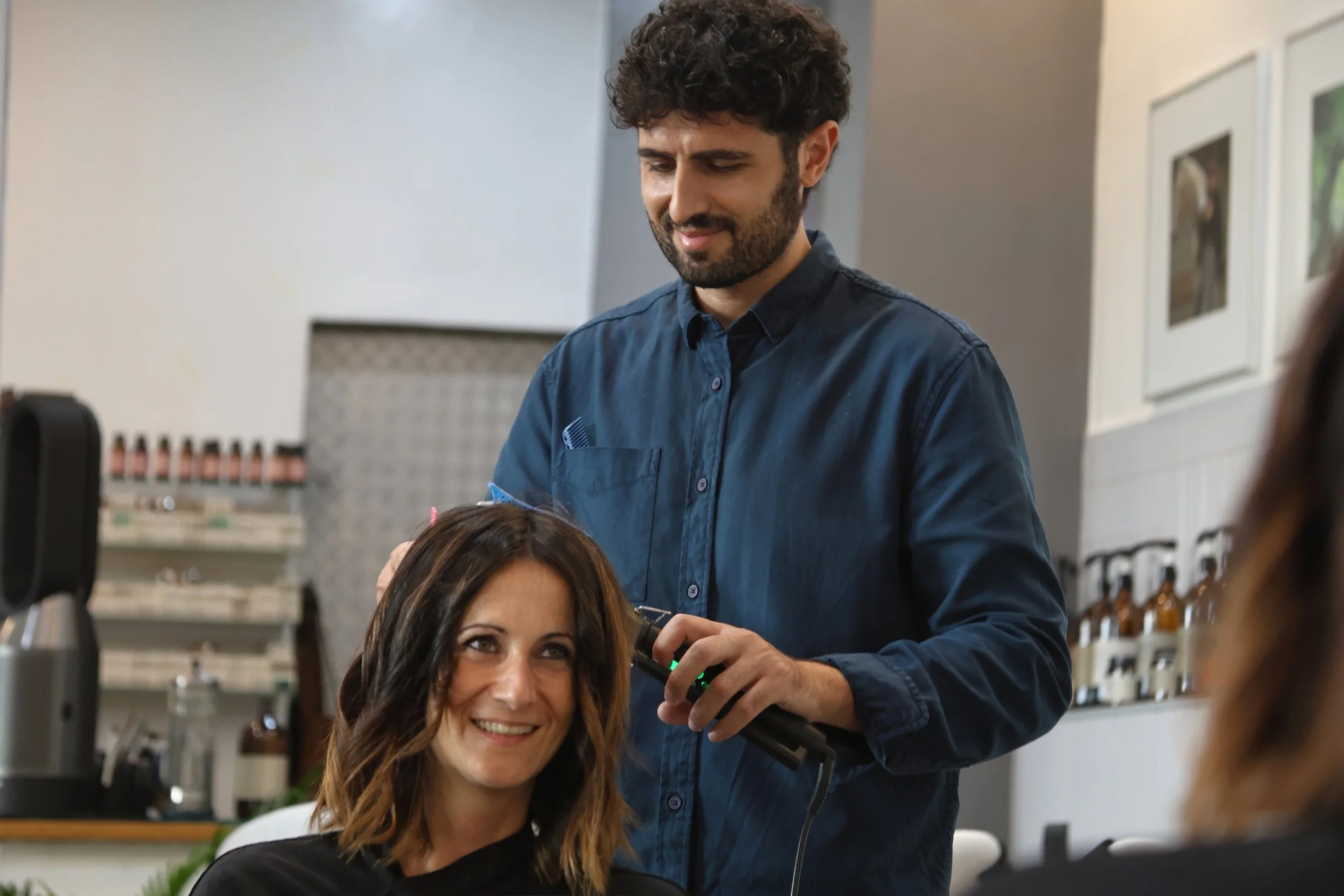 Valentino Dattoli durante una consulenza capelli personalizzata