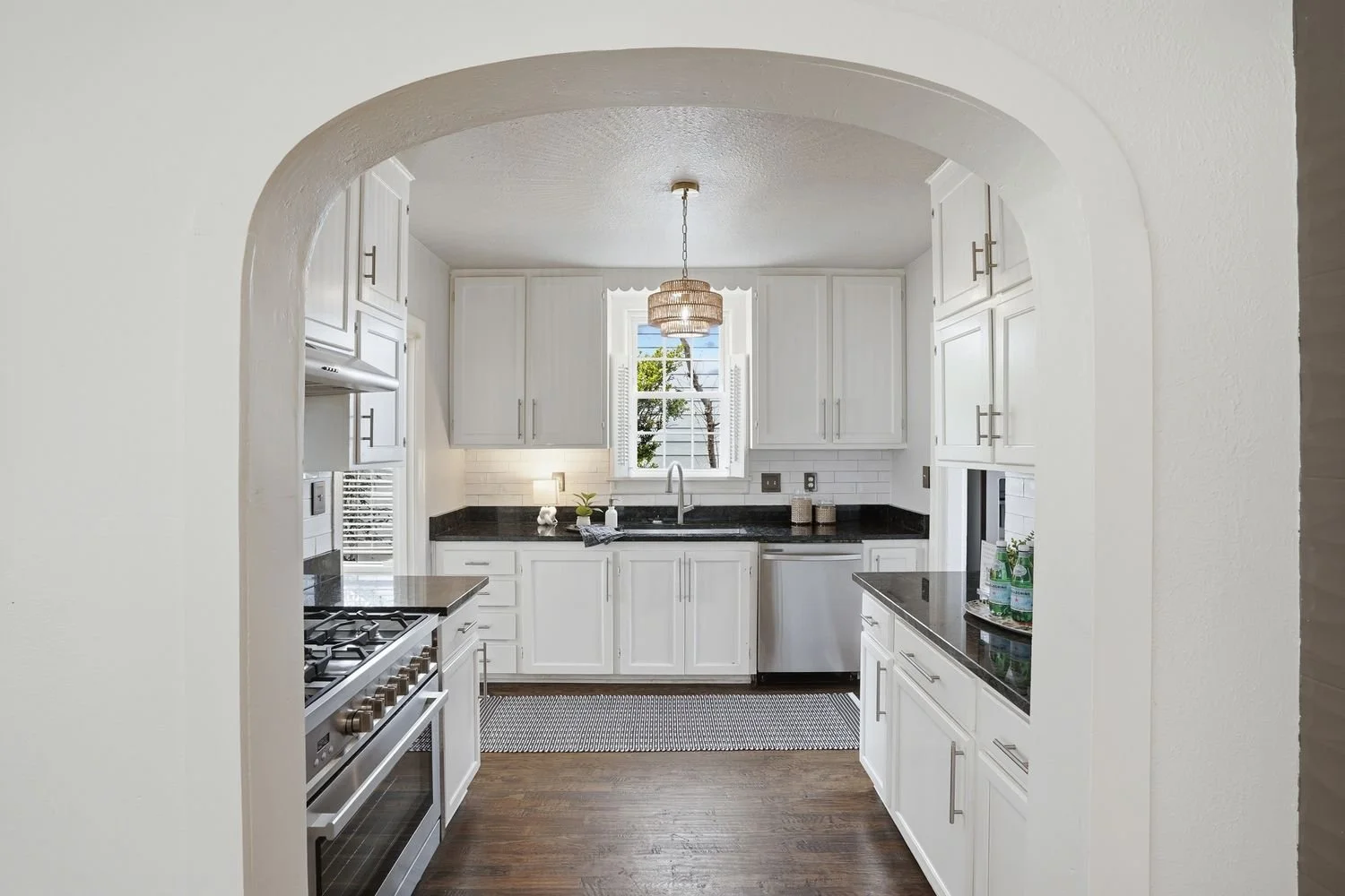 ✨ Just Listed | 4316 Lovell | Alamo Heights ✨

A classic 1930s Craftsman with a few surprises tucked inside.

Behind the charming blue exterior, this Alamo Heights home blends original character with thoughtful updates: hardwood floors, natural light