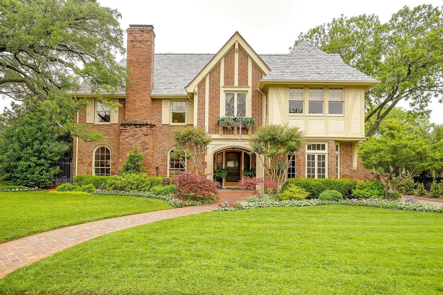 Most buyers start their search online.⁠
⁠
That&rsquo;s a good place to begin, but it&rsquo;s not the full picture.⁠
⁠
Some homes move quickly.⁠
Some are shared before they&rsquo;re public.⁠
Some never hit the market at all.⁠
⁠
That&rsquo;s where bein